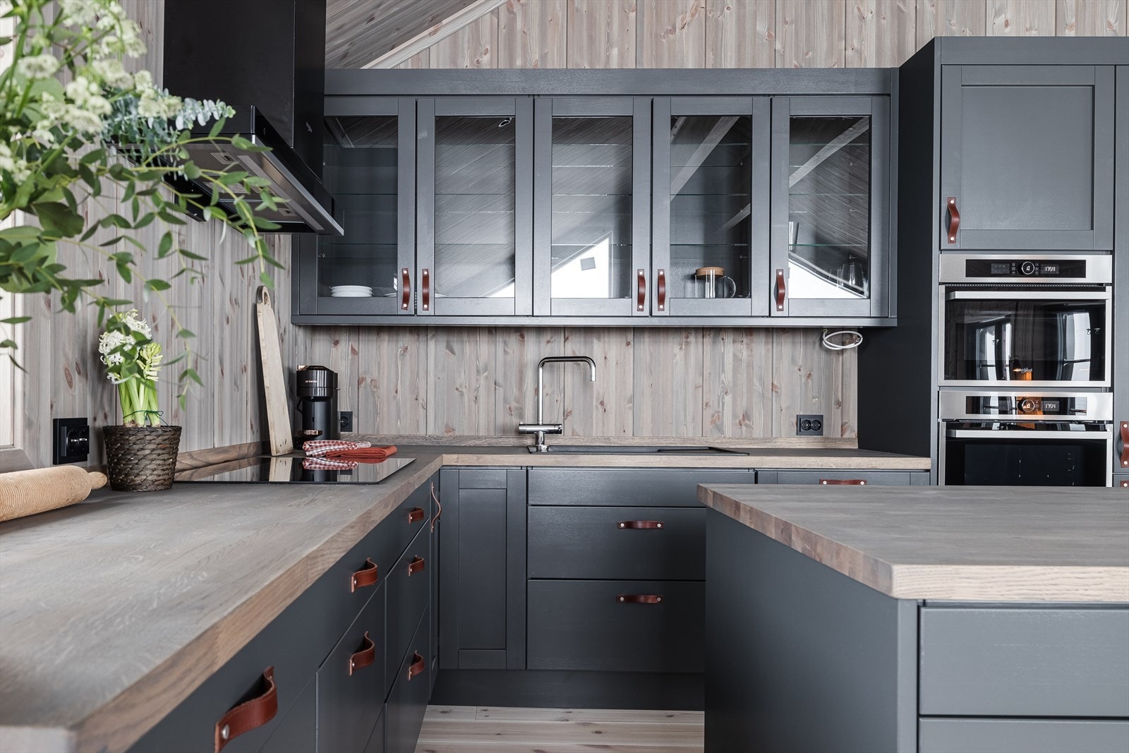 Praktisk kjøkkenøy og integrerte hvitevarer Galleribilde