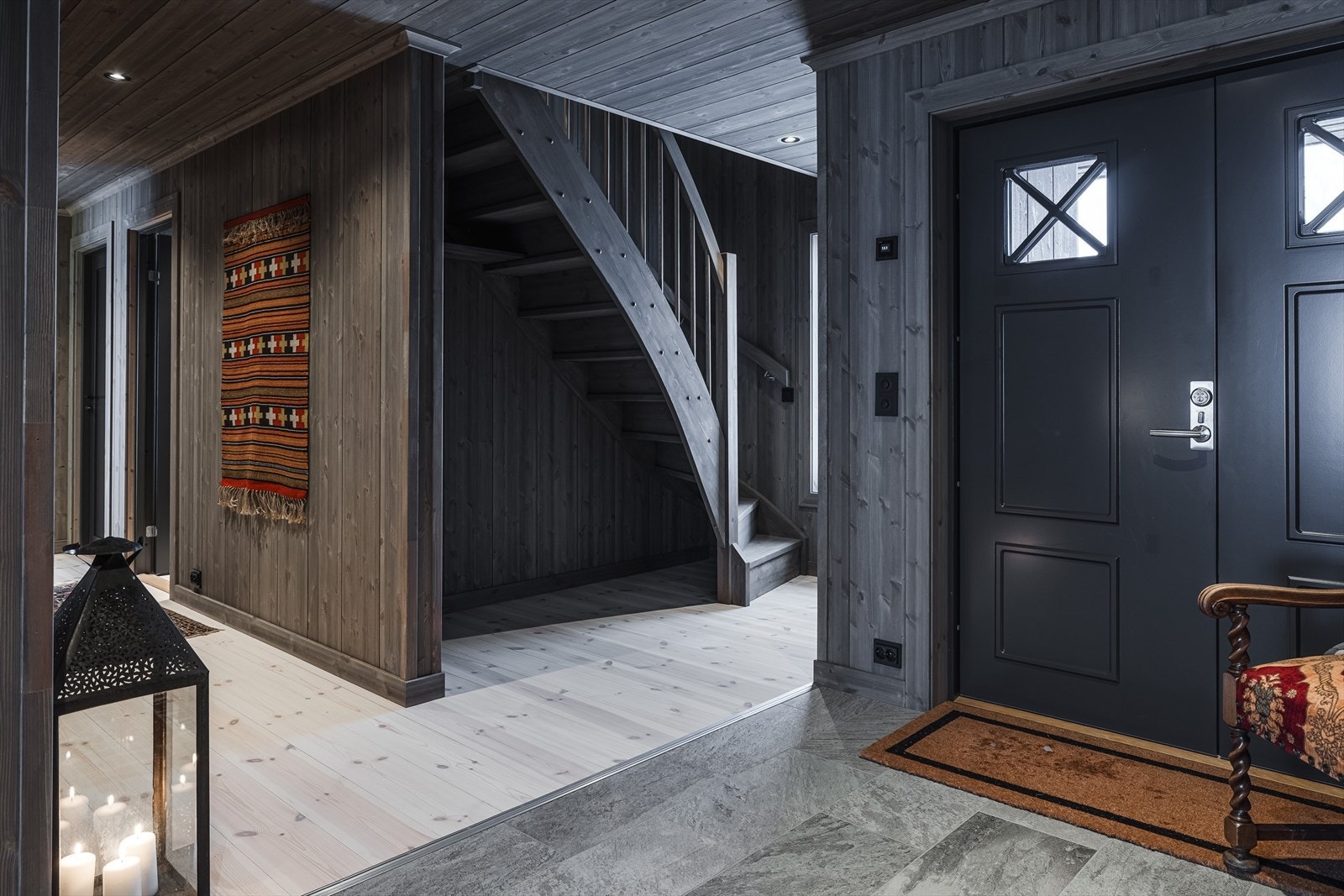 Flislagt hall med varme Galleribilde