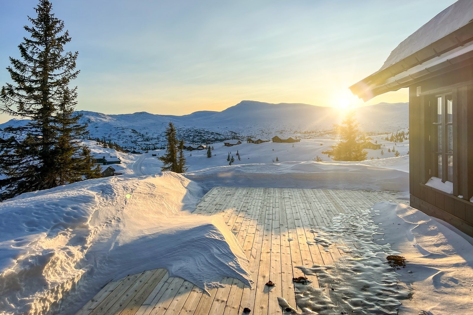 Hytta ligger på et høydedrag i flott natur med nydelig utsikt Galleribilde