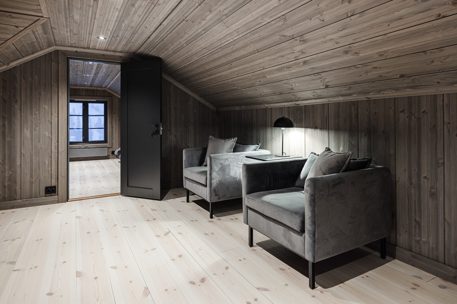 Mellomrom med plass til sofagruppe, TV og lignende Galleribilde