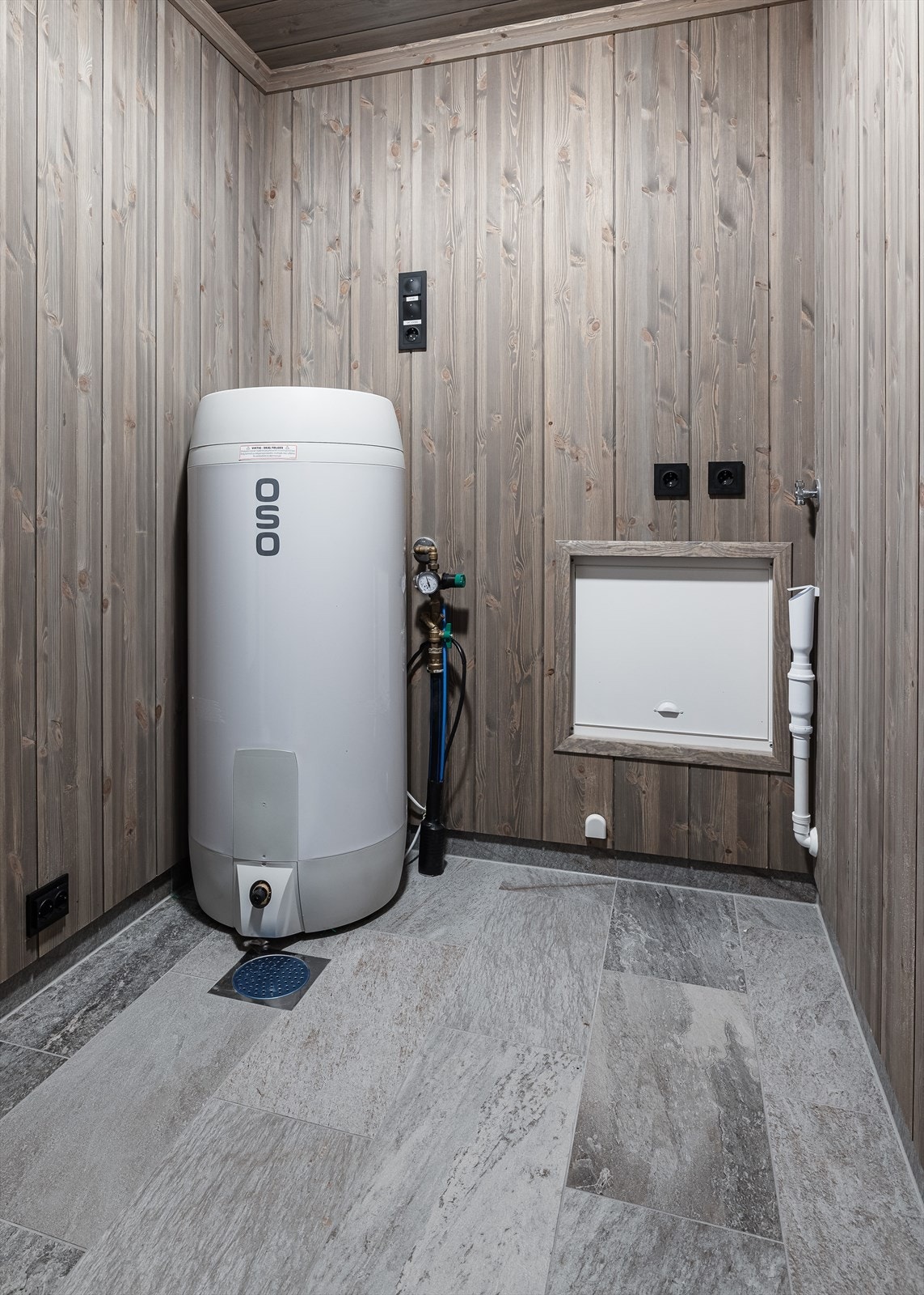 Teknisk rom/ vaskerom med opplegg for vaskemaskin og tørketrommel Galleribilde