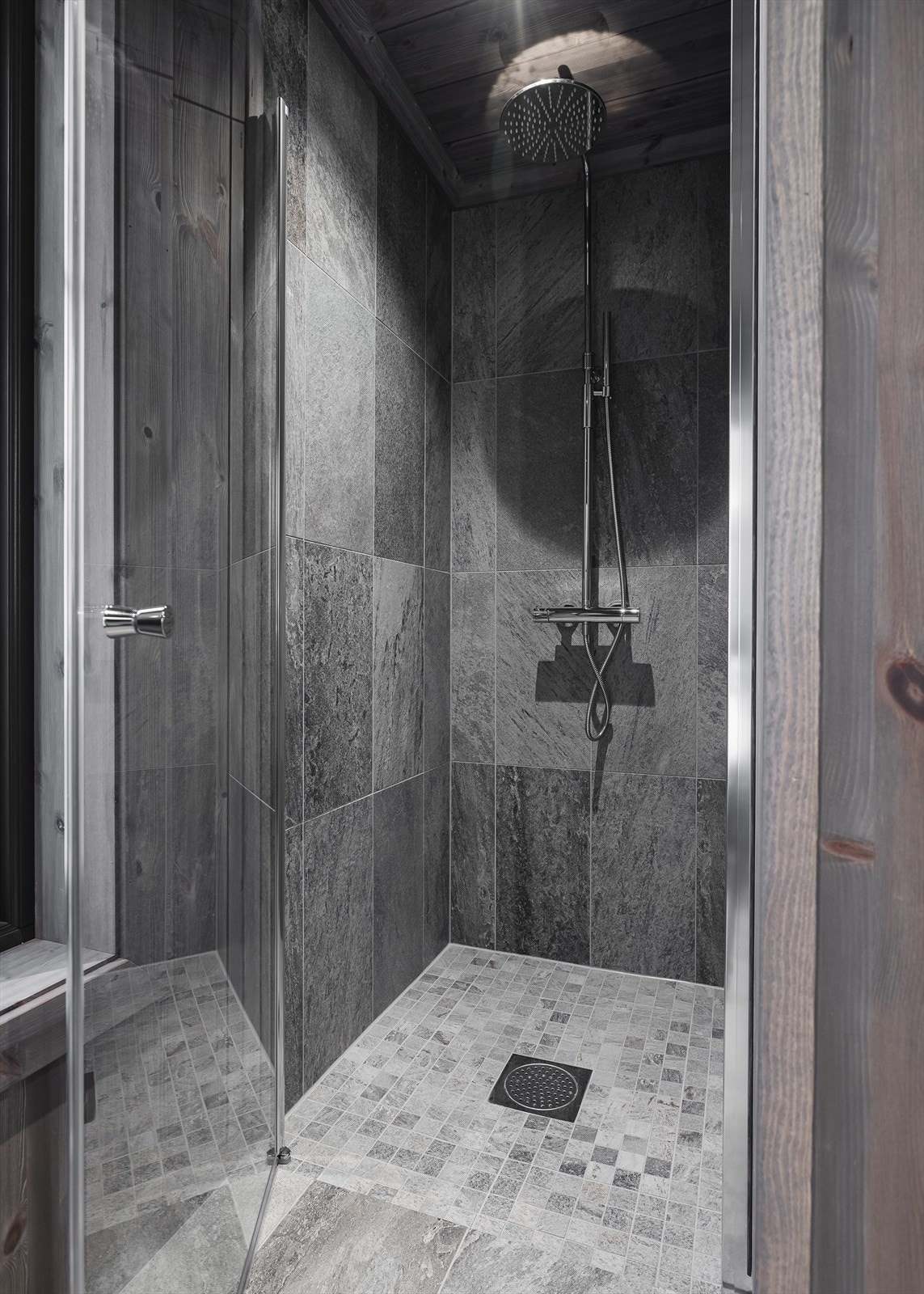 Stor dusjnisje med regnfalldusj Galleribilde