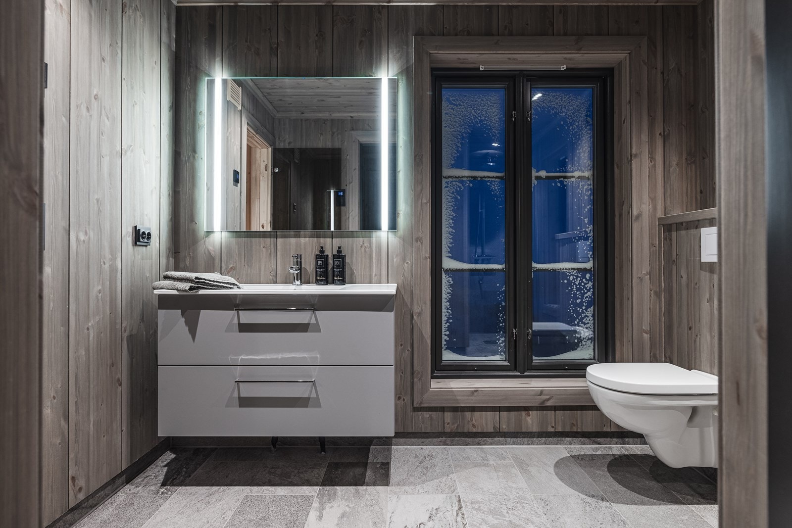 Hovedbad med smakfulle fliser og varmekabler Galleribilde