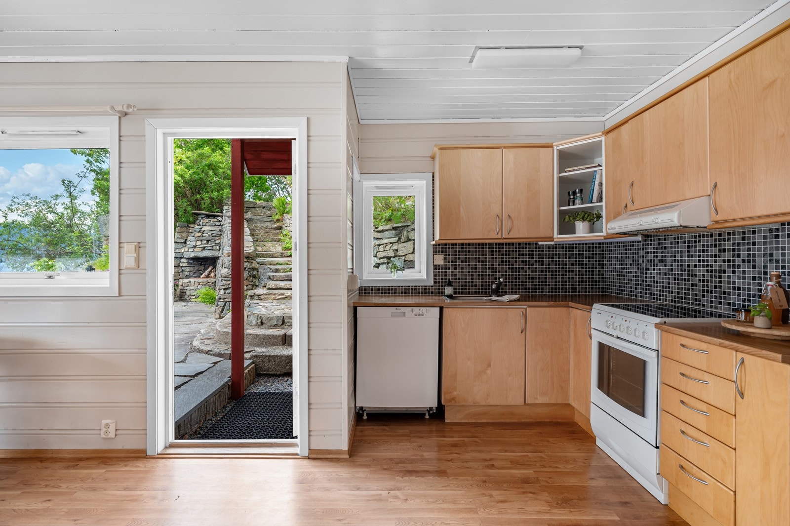 Fra kjøkkenet er det kort vei ut til de fine uteområdene Galleribilde