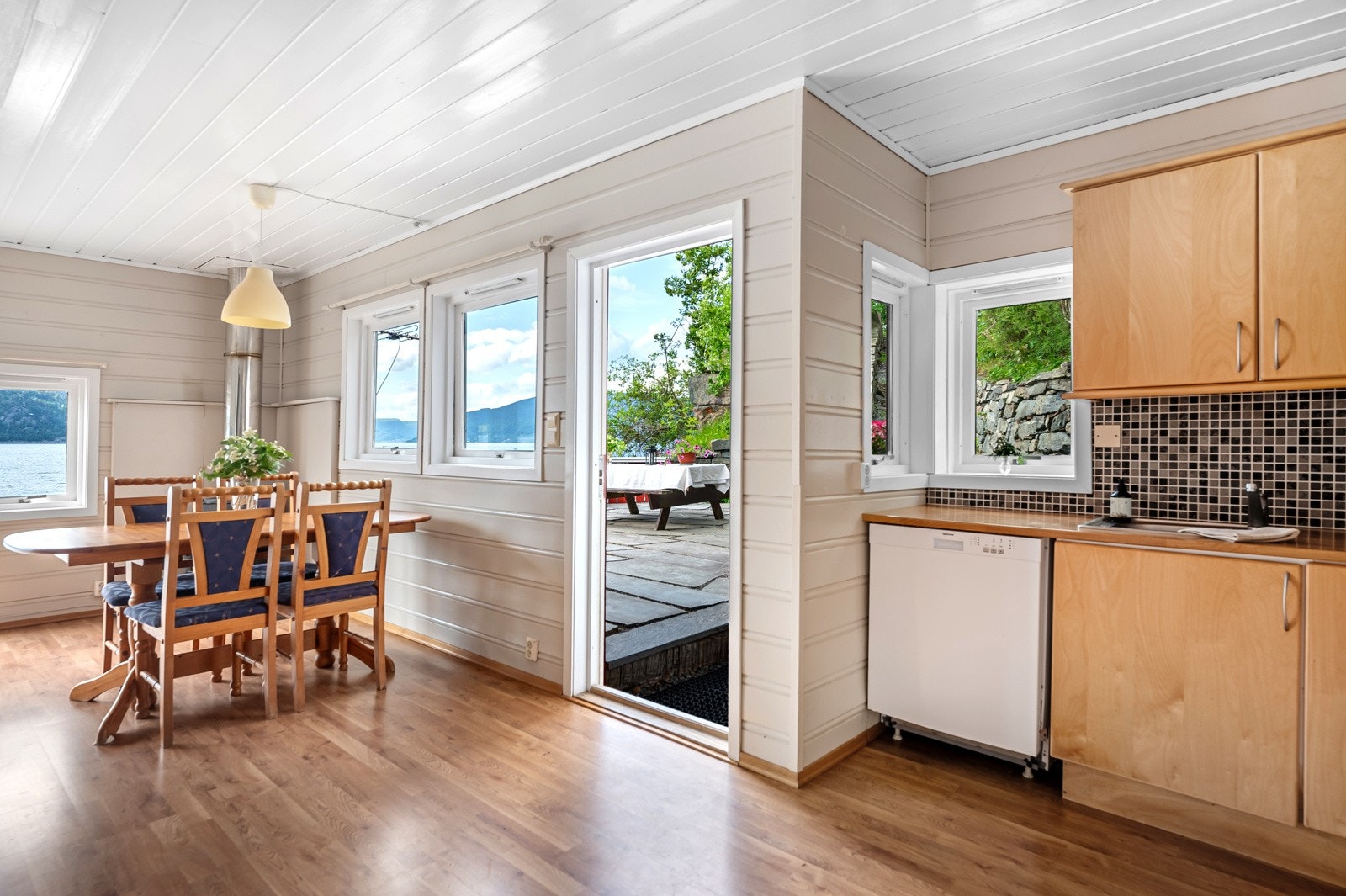 Stue med åpen kjøkkenlsøning Galleribilde