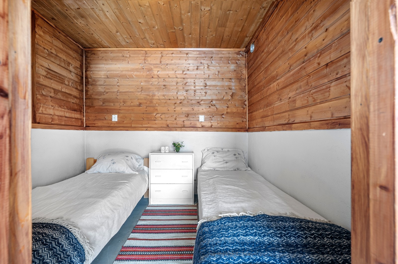 I underetasjen er det laget til en sovealkove (ikke godkjent) Galleribilde