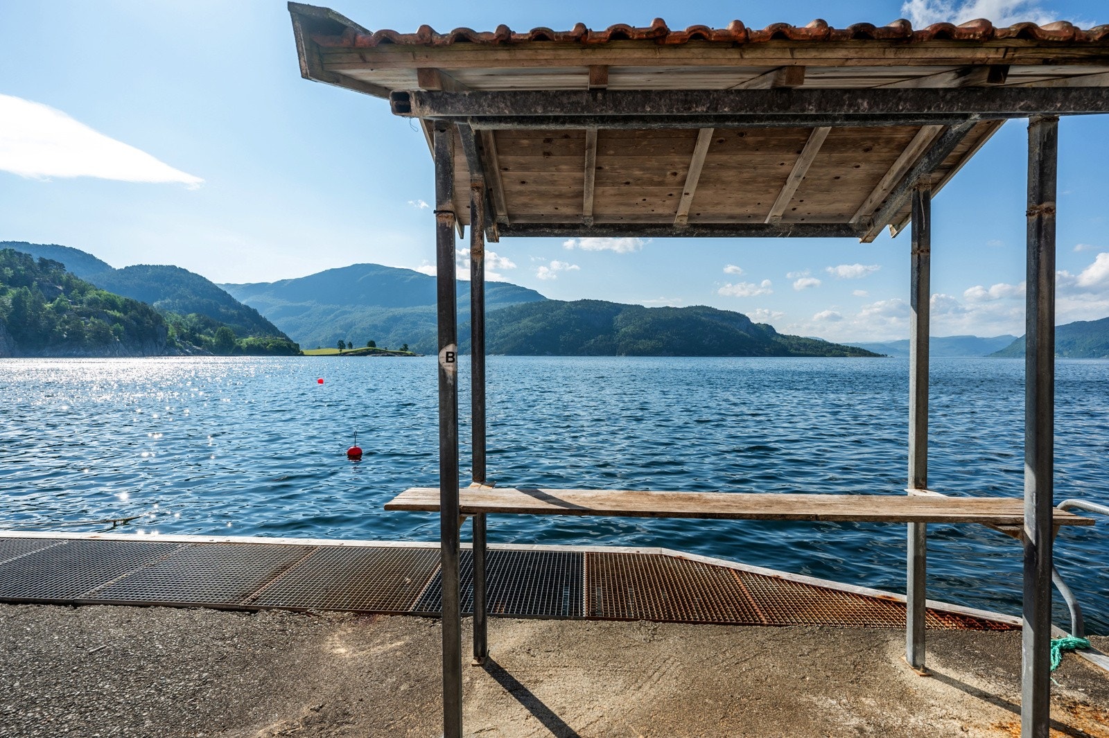 På bryggen har man en fin sløyeplass for dagens fangst. Galleribilde