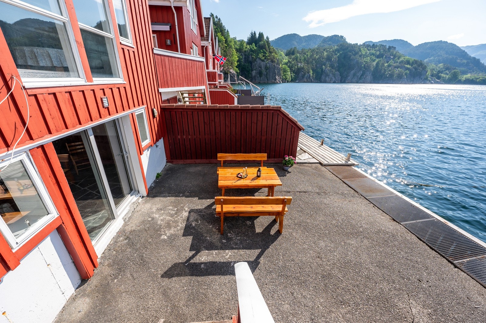 Egen privat brygge/kai med plass til større båter. Galleribilde