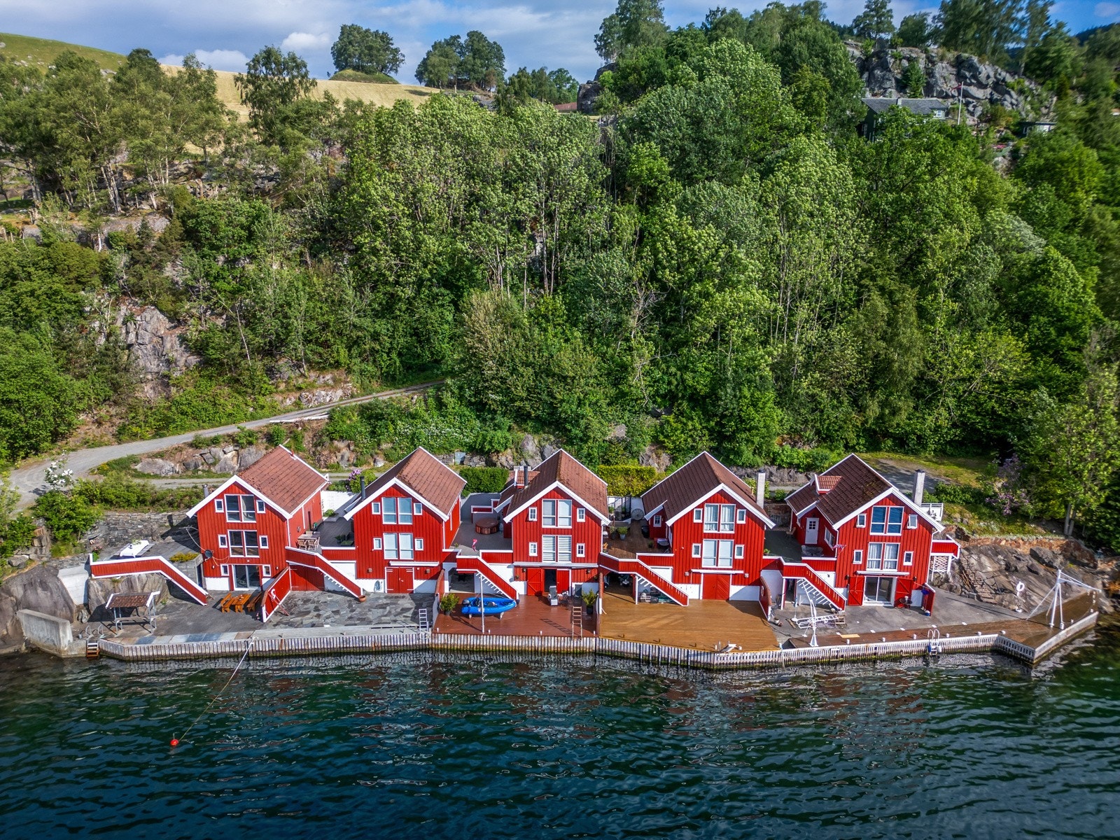 Hyttenaustet ligger på enden med bilvei helt frem. Galleribilde