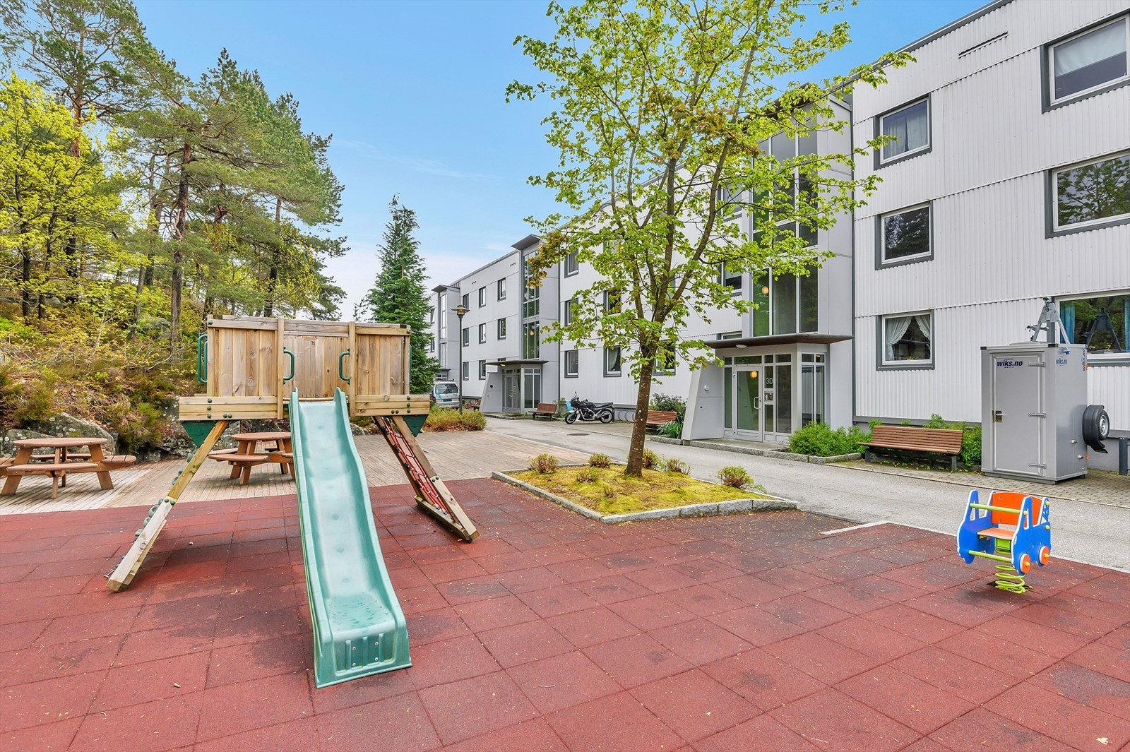 Pent opparbeidet felles tomt med hyggelige fellesarealer. Galleribilde