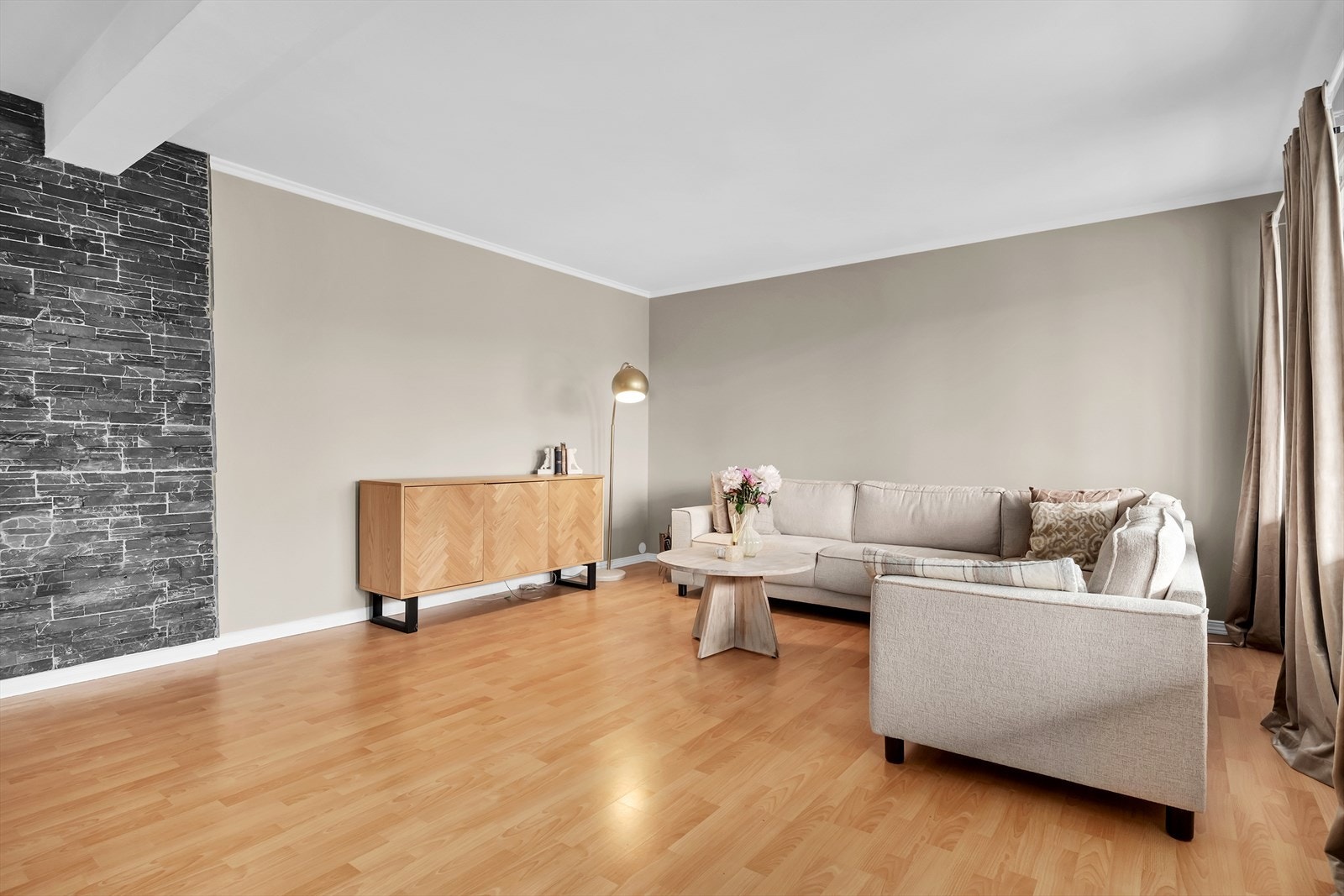 Stuen tilbyr god plass til både en komfortabel sofa og et spisebord. Galleribilde