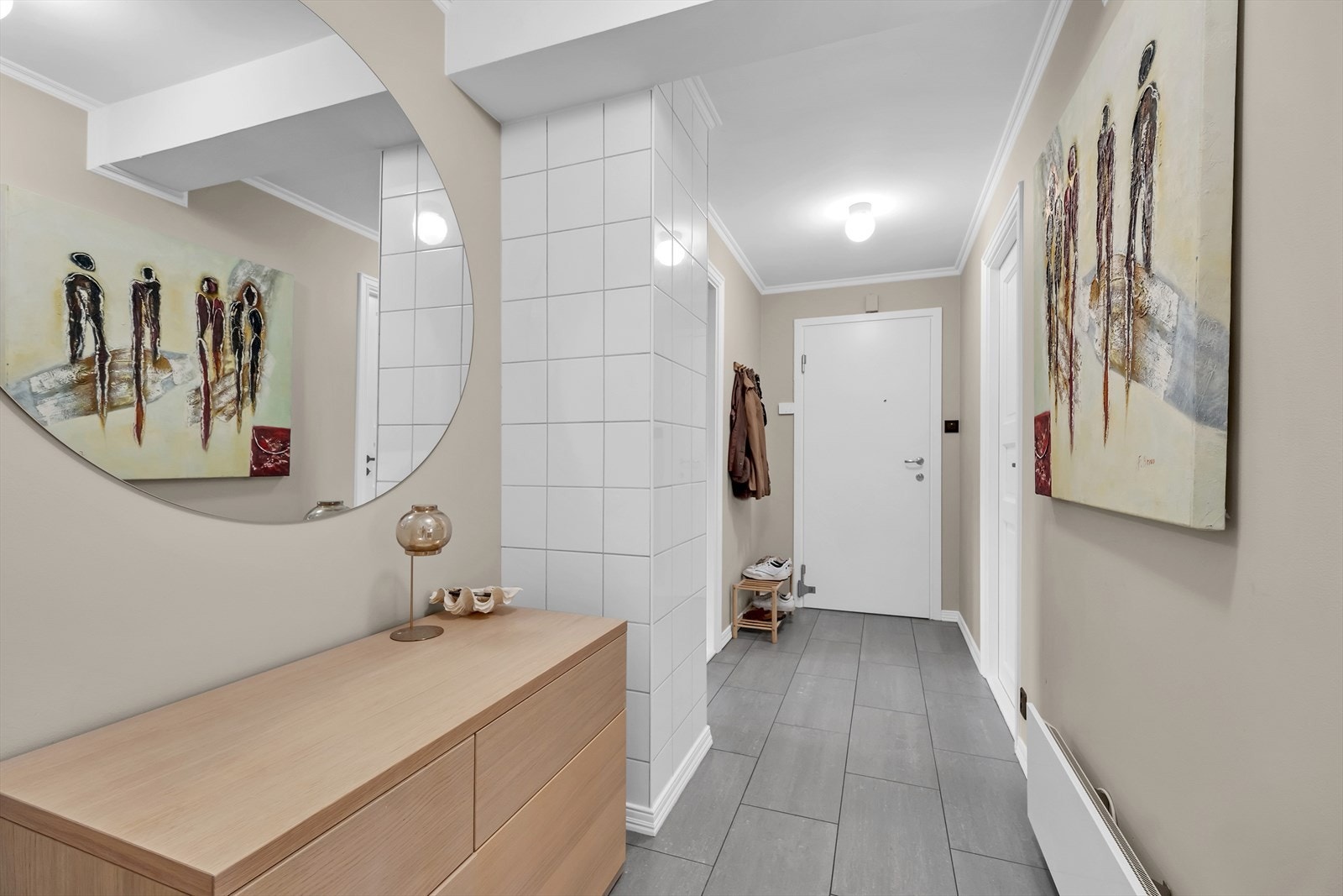 Velkommen inn! Du ankommer du leiligheten inn i en innbydende entré med flislagt gulv samt god plass til oppheng av yttertøy og sko. Galleribilde