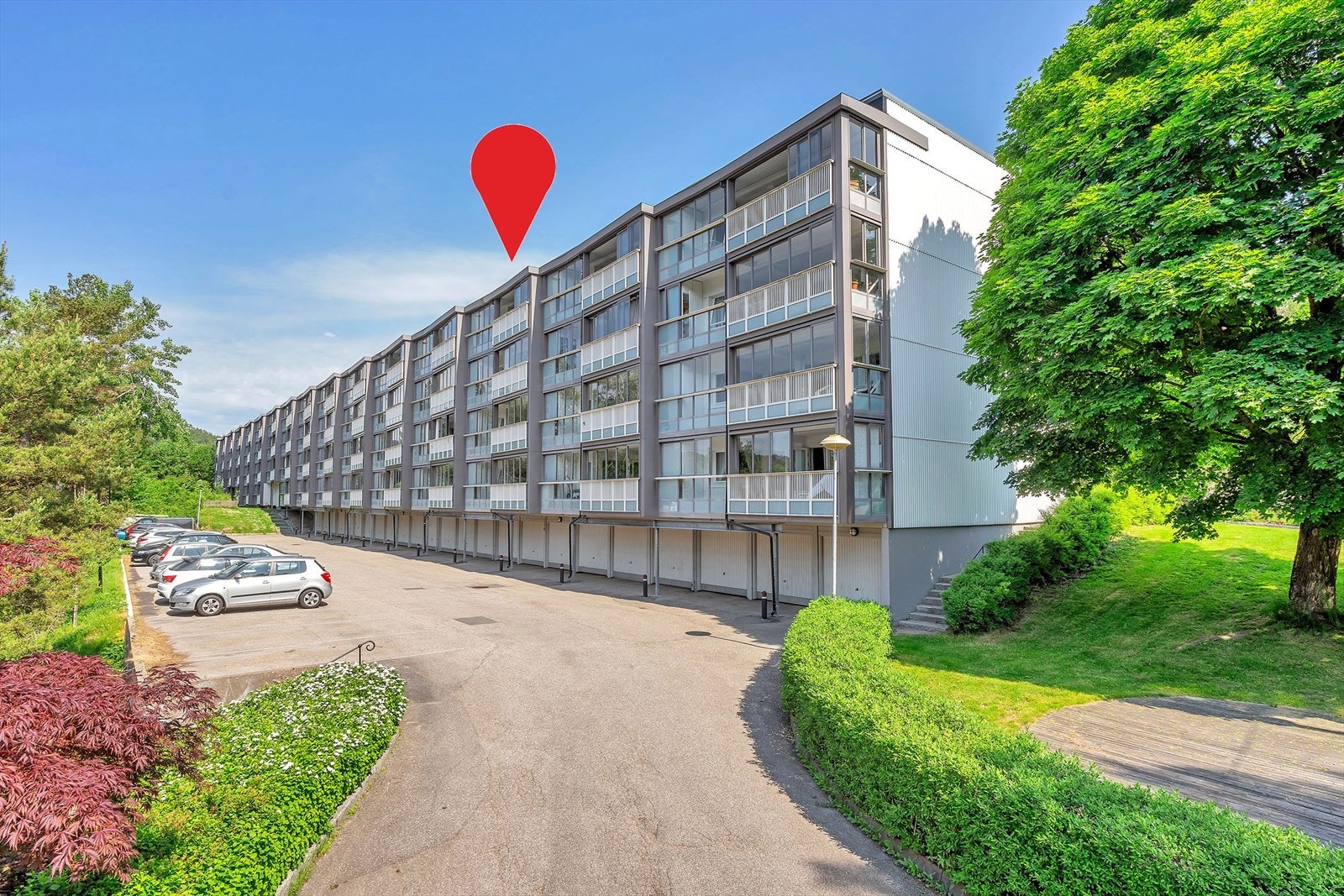 Leiligheten ligger pent til i byggets toppetasje. Galleribilde