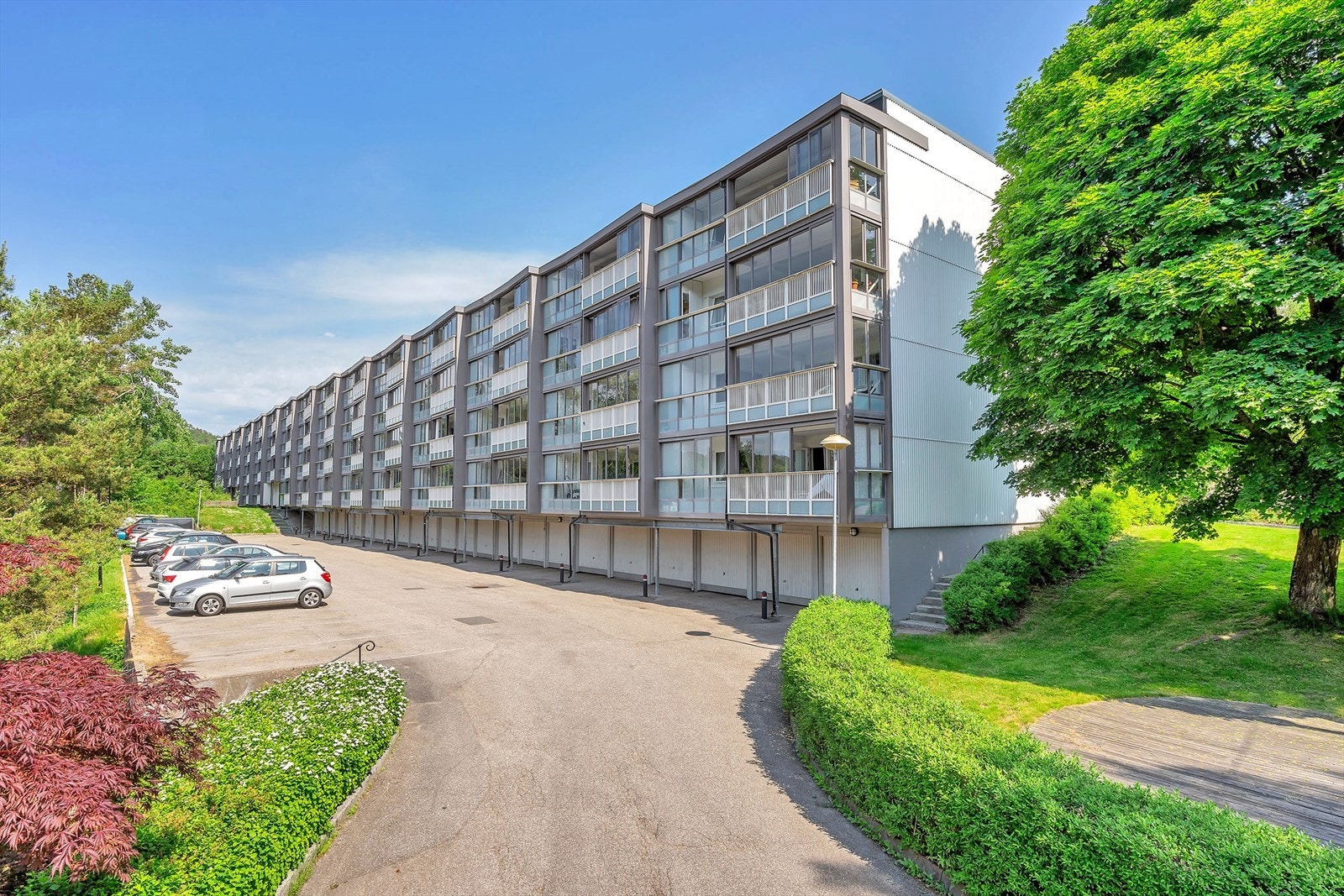 Parkering på oppmerkede parkeringsplasser. Mulighet for ladning av el-bil og leie av garasje hvis ledig. Galleribilde