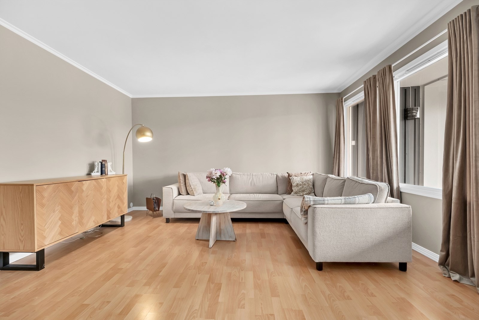 Slette flater som ble malt i 2023 i moderne fargevalg. Galleribilde