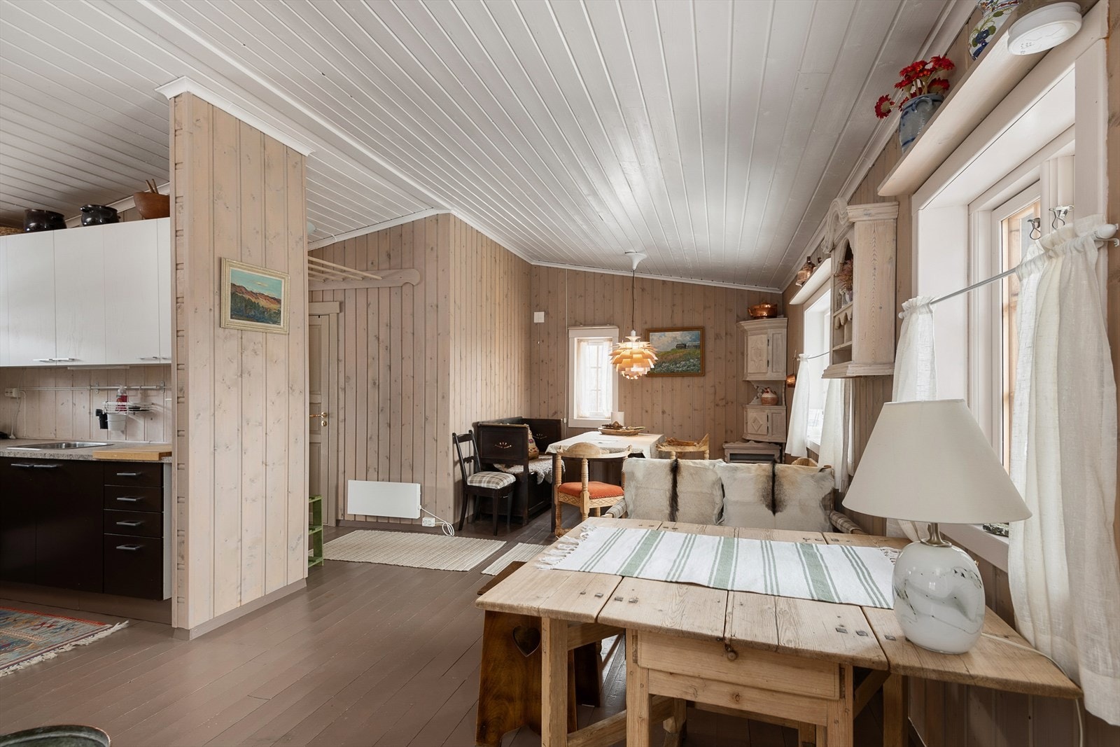 Fra stue er det halvåpen løsning til kjøkkenet Galleribilde