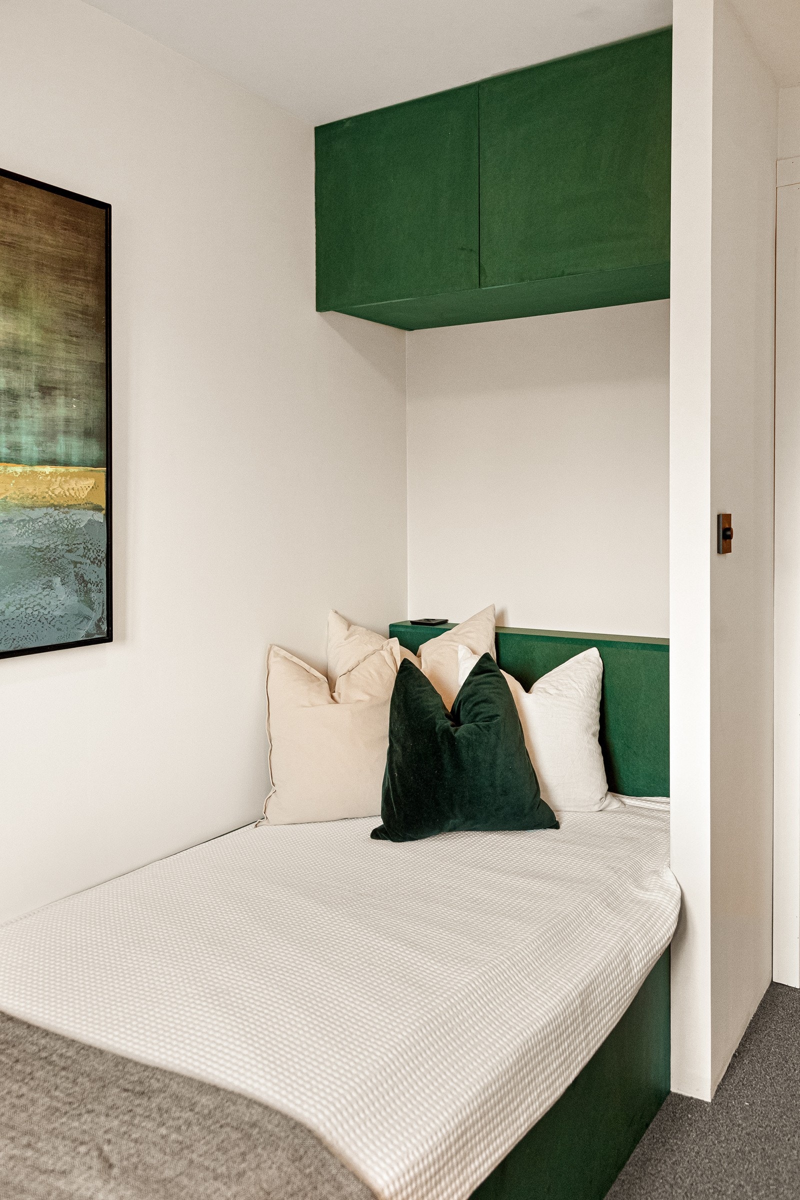 På det andre soverommet er det plassbygd seng, veggskap og skrivepult i samme utførelse. Galleribilde