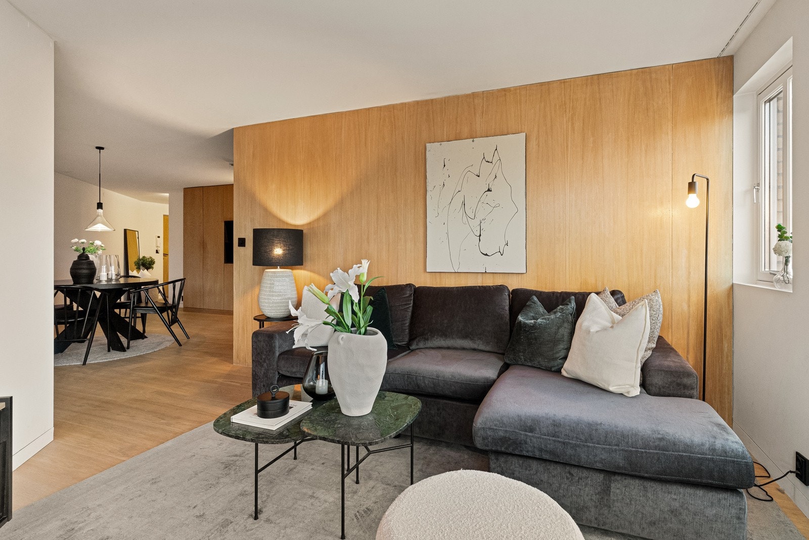 Ved vinduene har stuen en koselig sofakrok. Galleribilde