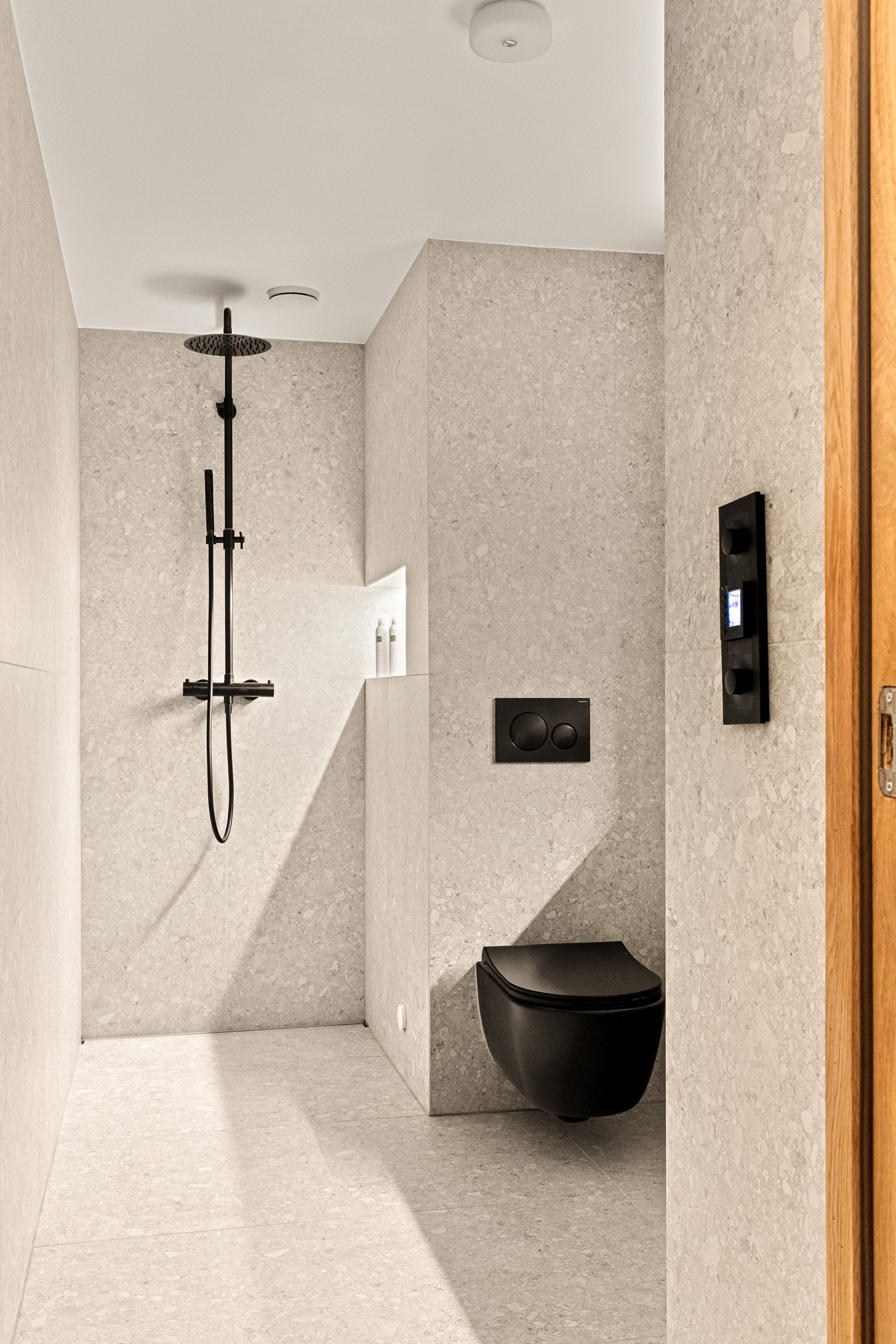 I leiligheten er alle detaljer som stikk og brytere holdt i sort - stilrent og gjennomført. Galleribilde