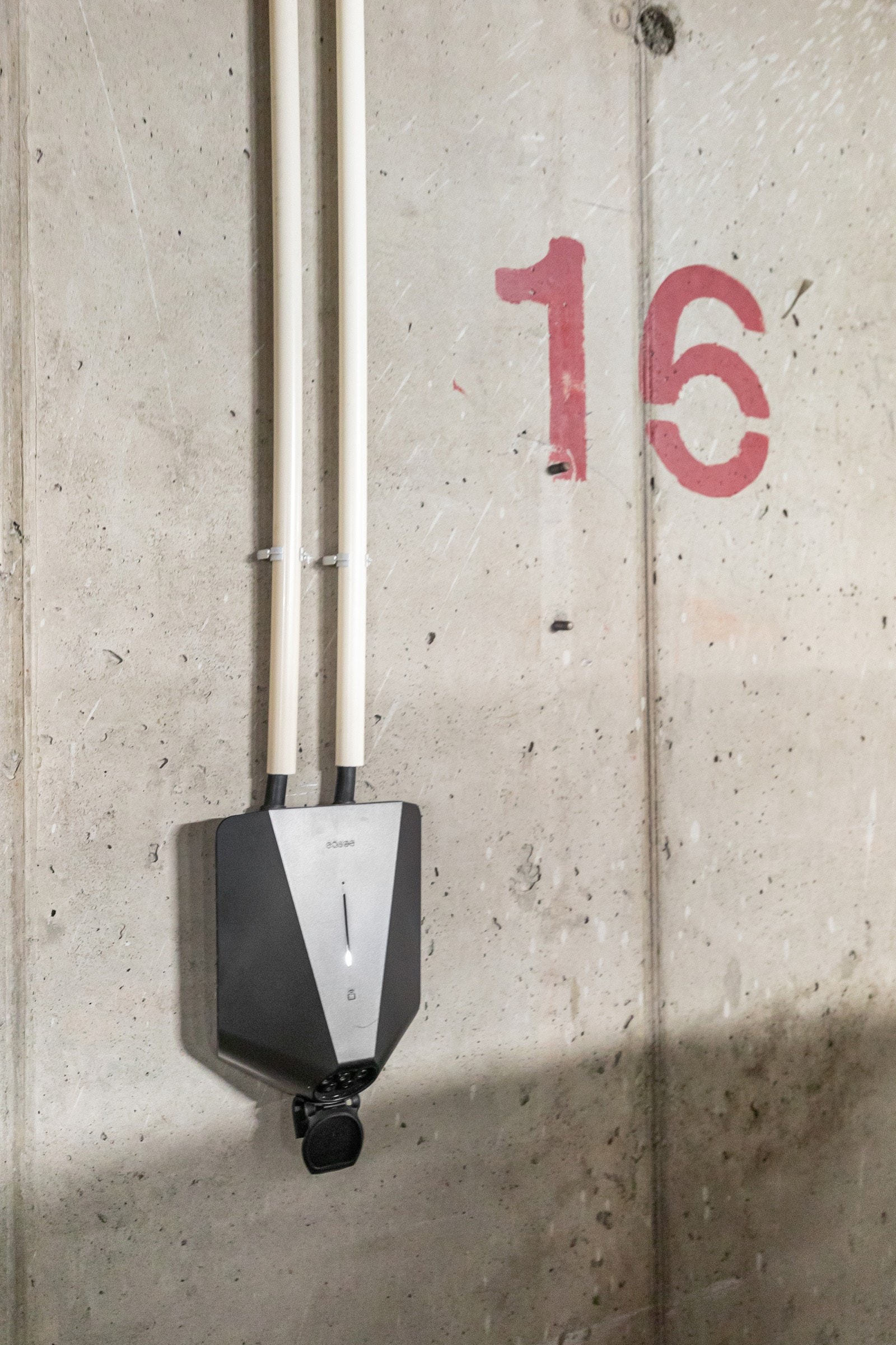 Elbillader er montert på garasjeplassen. Galleribilde