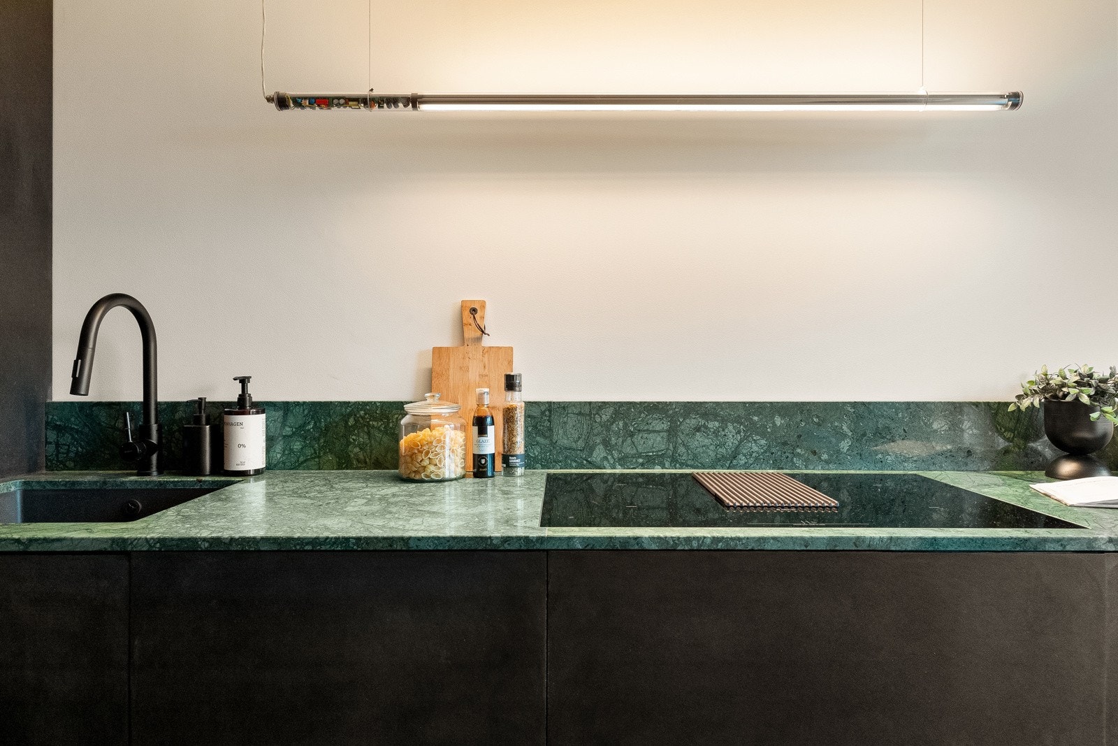 For et luftigere uttrykk er overskap droppet til fordel for åpne flater, men det er likevel rikelig med skapplass. Galleribilde