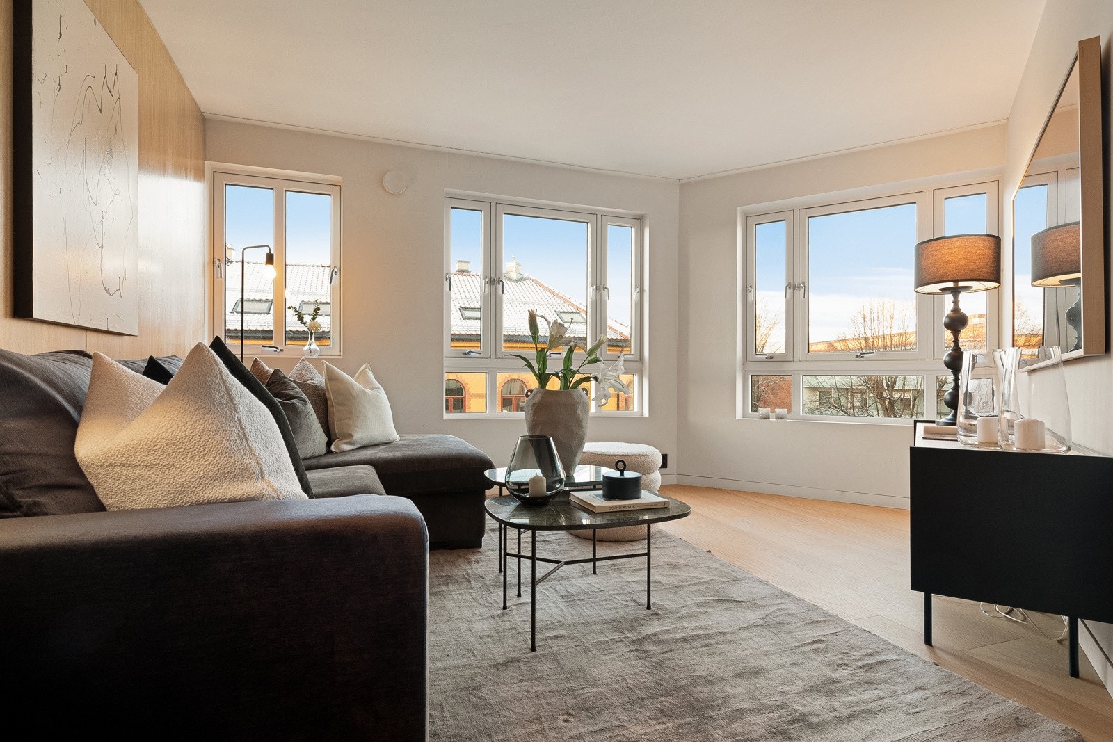 Store vindusflater slipper inn rikelig med naturlig lys til stuen. Galleribilde