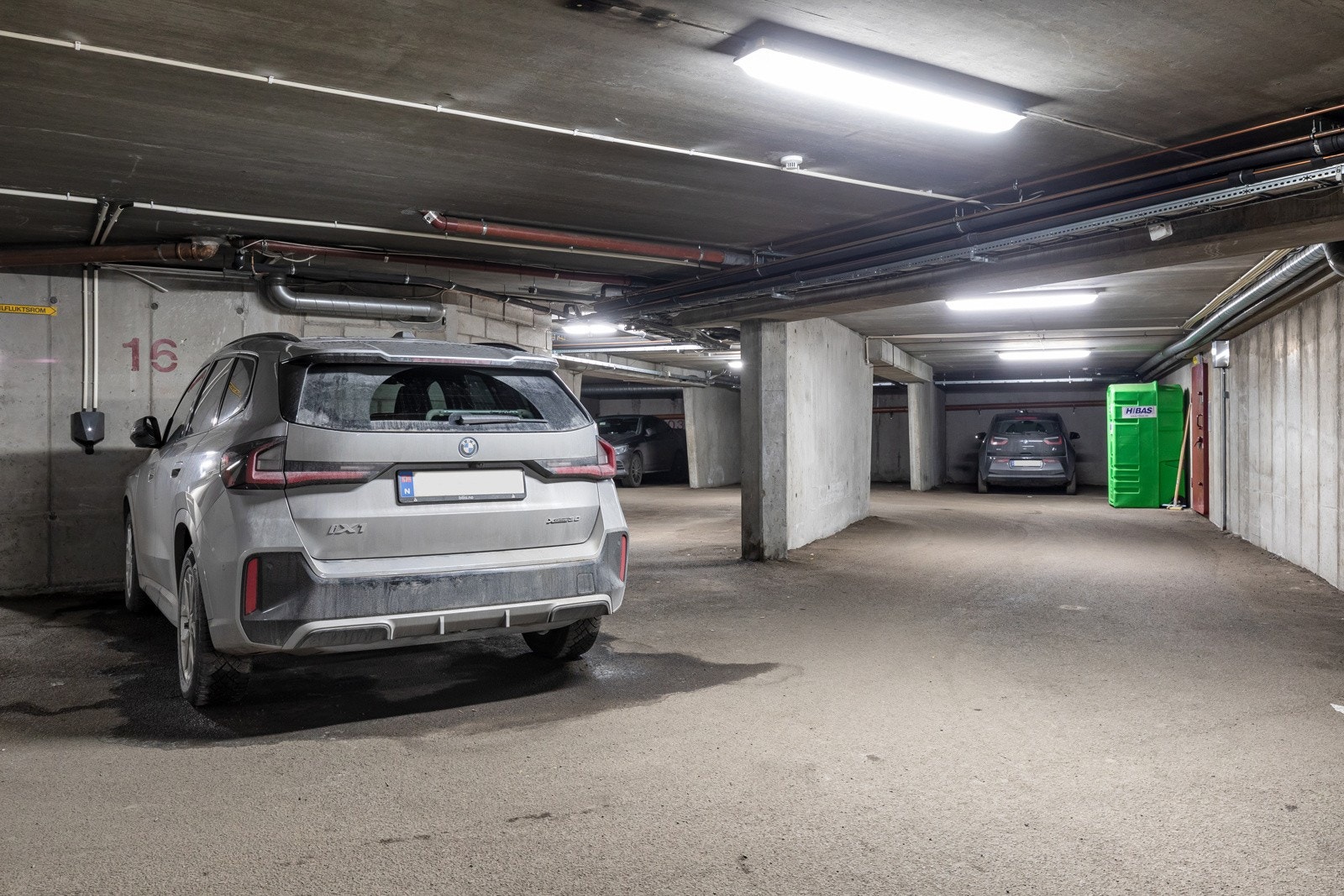 Om ønskelig kan en garasjeplass med elbillader kjøpes separat, for kr. 900.000,- i et oppvarmet anlegg med heisadkomst rett ned fra leiligheten. Galleribilde