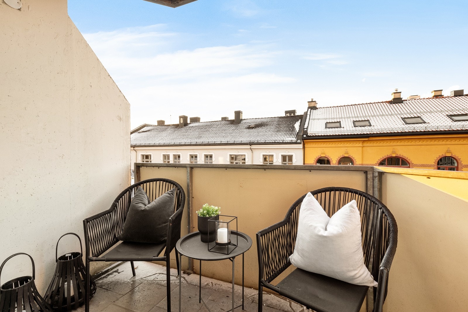 Balkongen måler ca. 5 kvm, og for fin skjerming er det en levegg mot naboen. Galleribilde