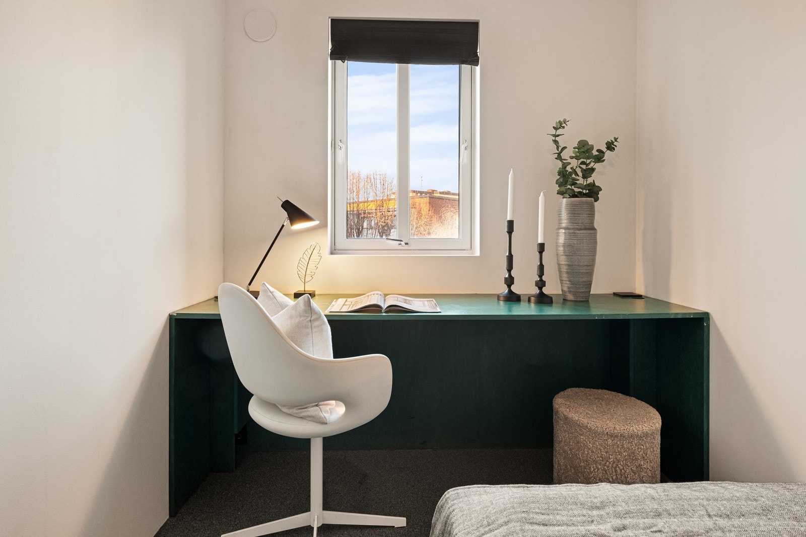 Ved behov kan soverommet benyttes som et flott hjemmekontor. Galleribilde