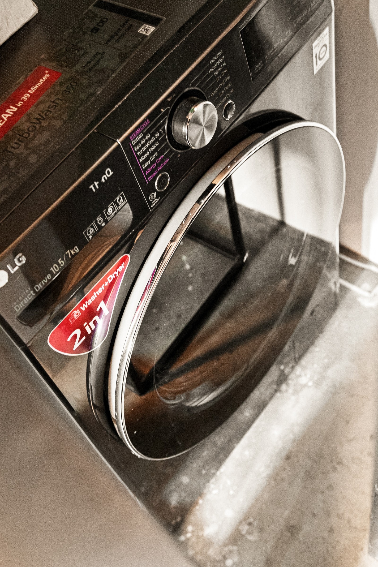 Tilliggende kjøkkenet har leiligheten en liten lagringsbod med opplegg for vaskemaskin. Galleribilde