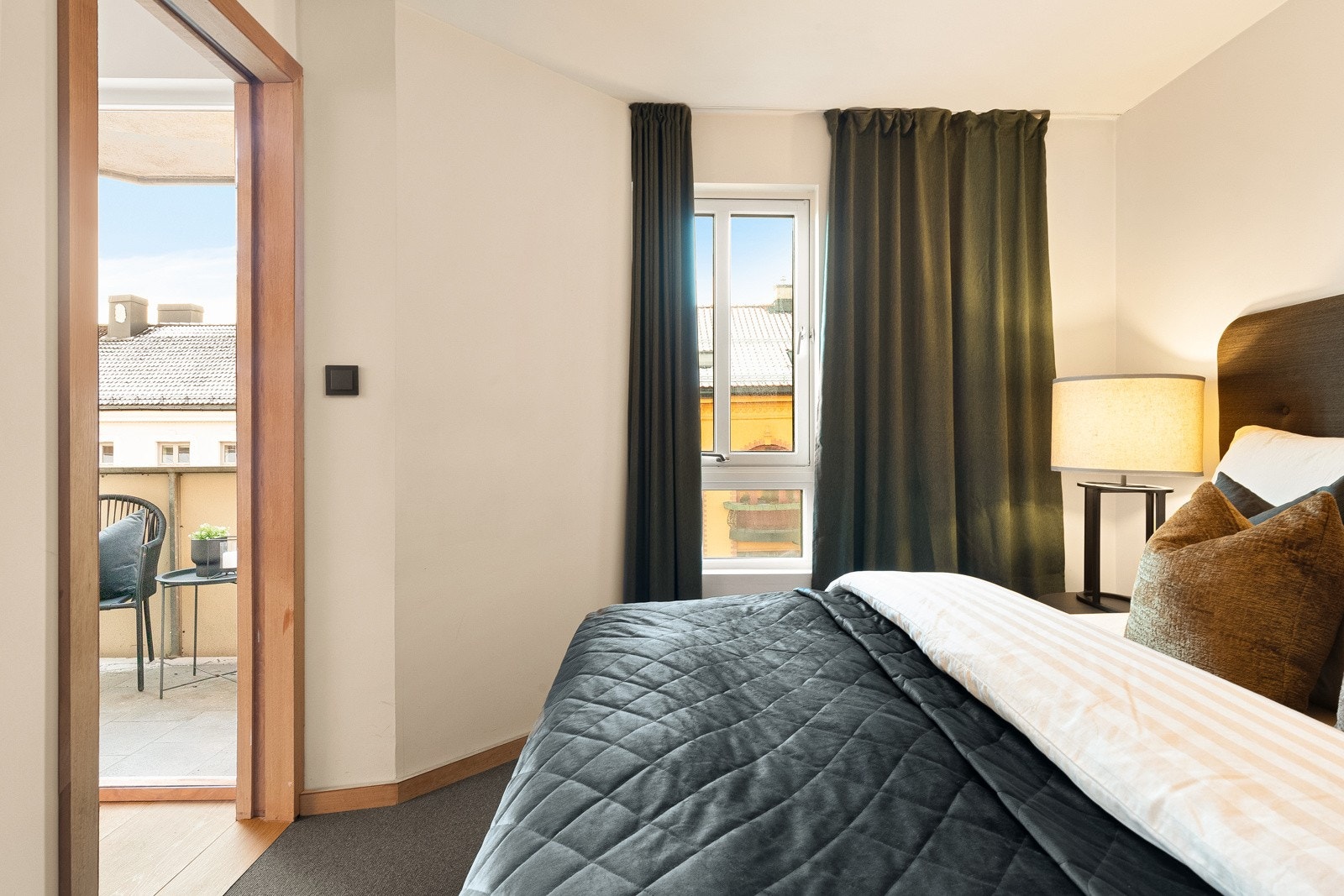 Begge soverommene er innredet med heldekkende teppegulv for en lun atmosfære. Galleribilde