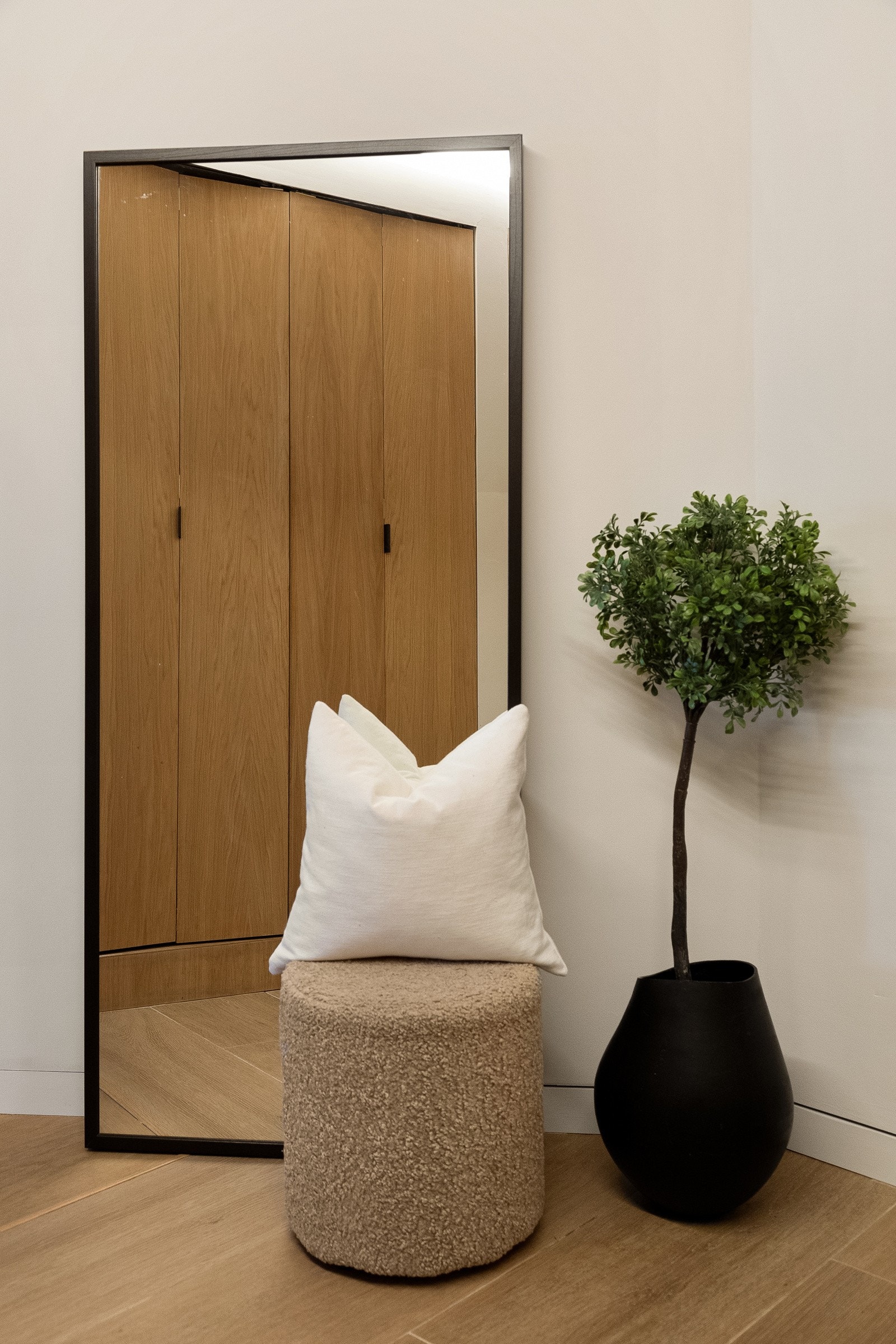 Man ønskes velkommen av en lys og hyggelig entré med gulvfliser som ligner parkett. Galleribilde