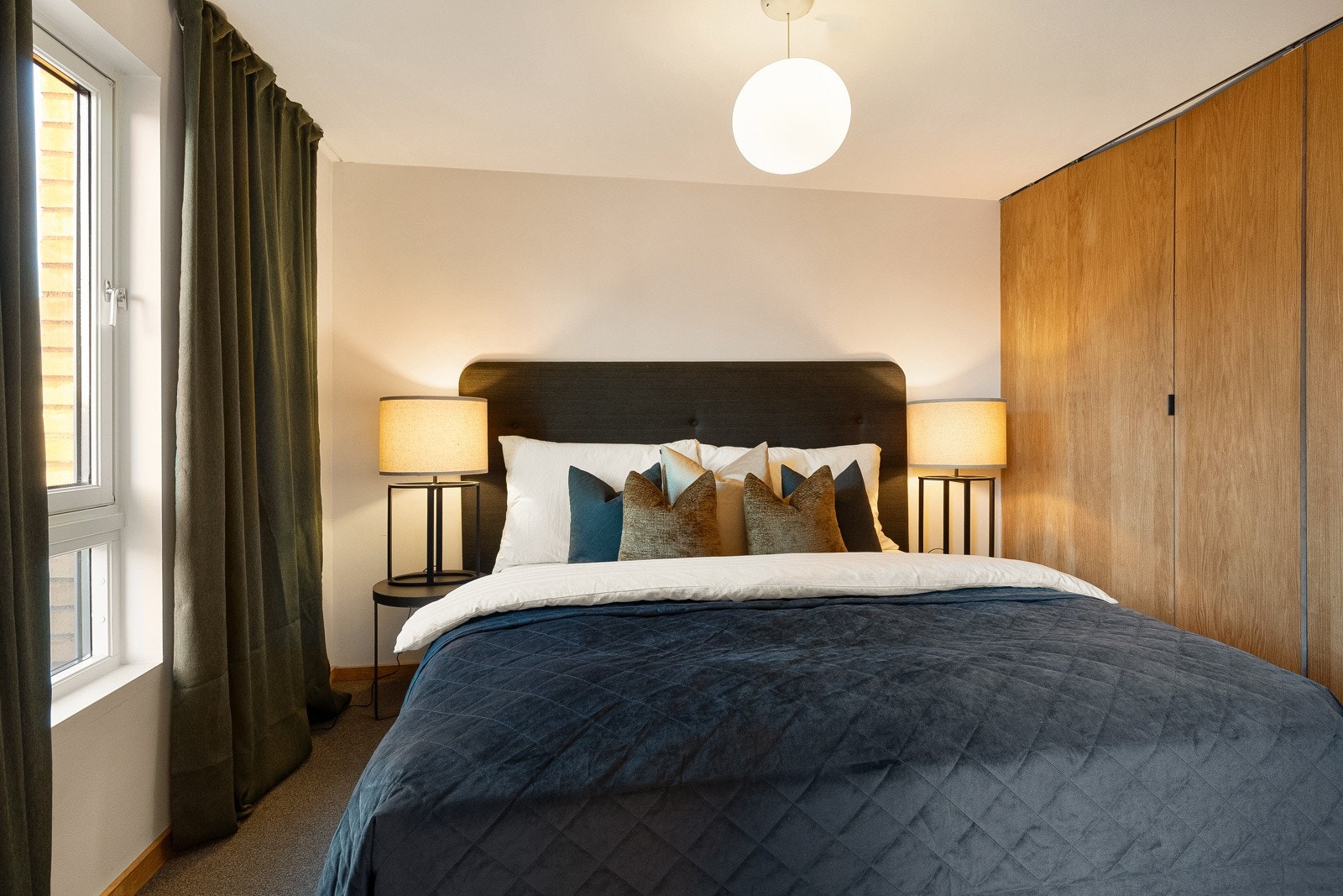 To soverom inkluderer et romslig hovedsoverom med plass til dobbeltseng og tilhørende nattbord. Galleribilde