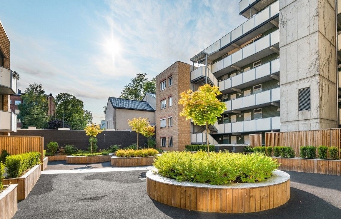 Svært flotte fellesarealer - idyllisk atriumsbakggård og to felles takterrasser. Galleribilde