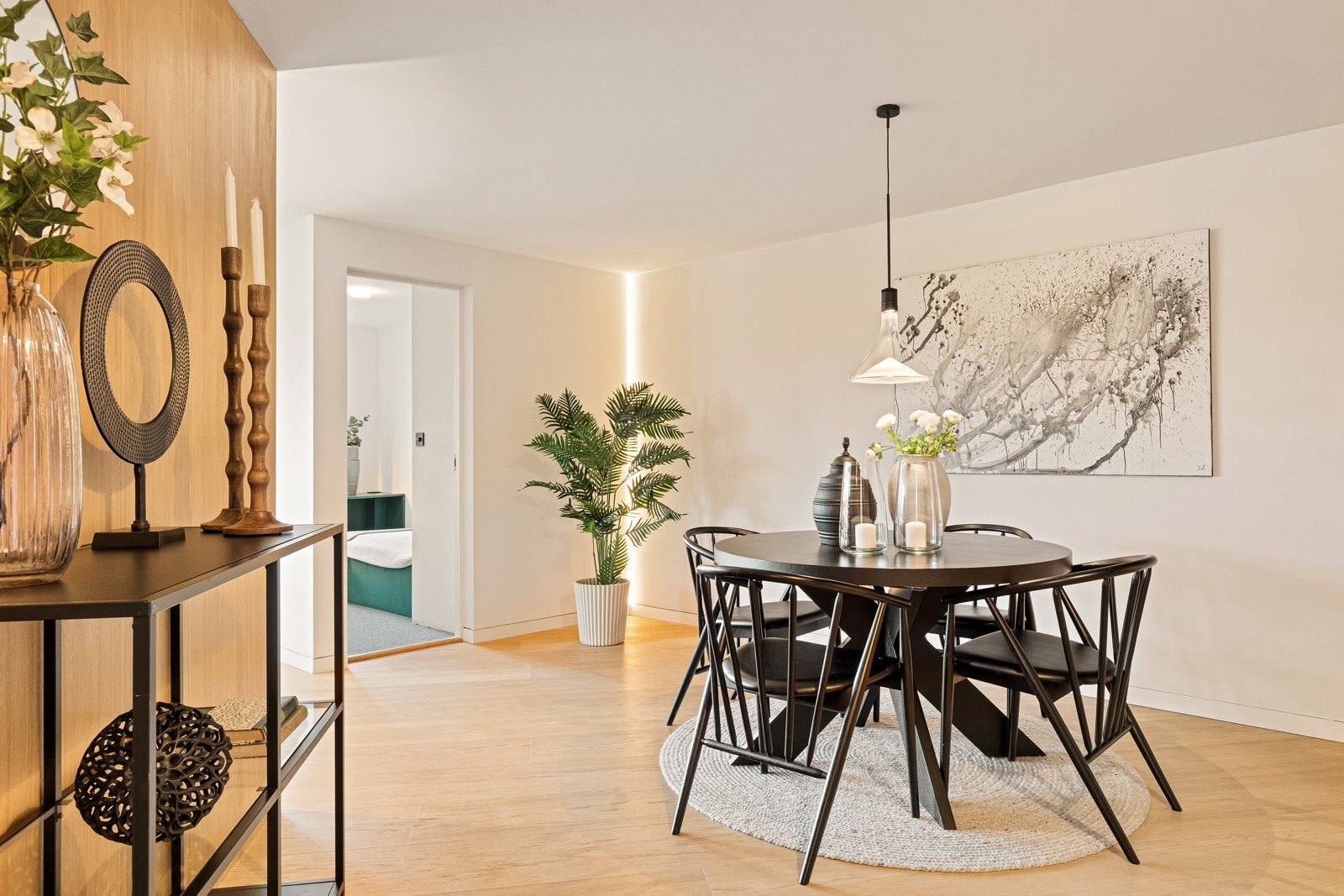 Spisebordet kan slås ut, slik at man enkelt inviterer gjester over på hyggelige middager. Galleribilde