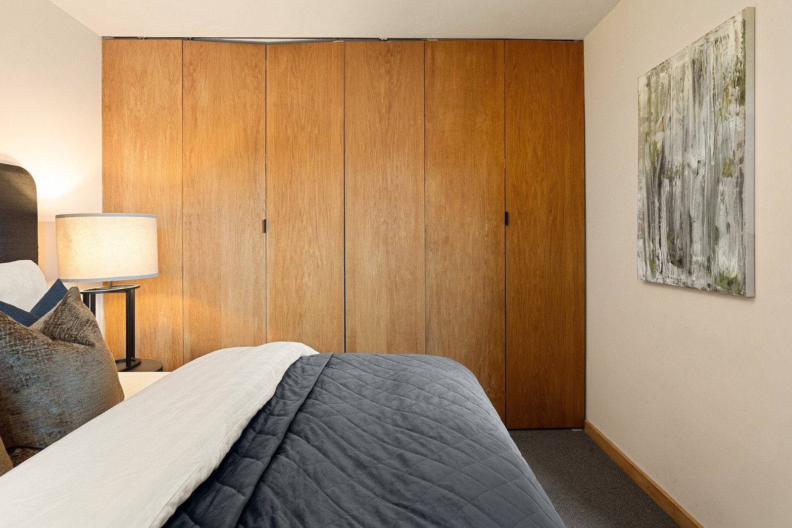 Langs den ene veggen har hovedsoverommet et stort og plassbygget garderobeskap i eik. Galleribilde