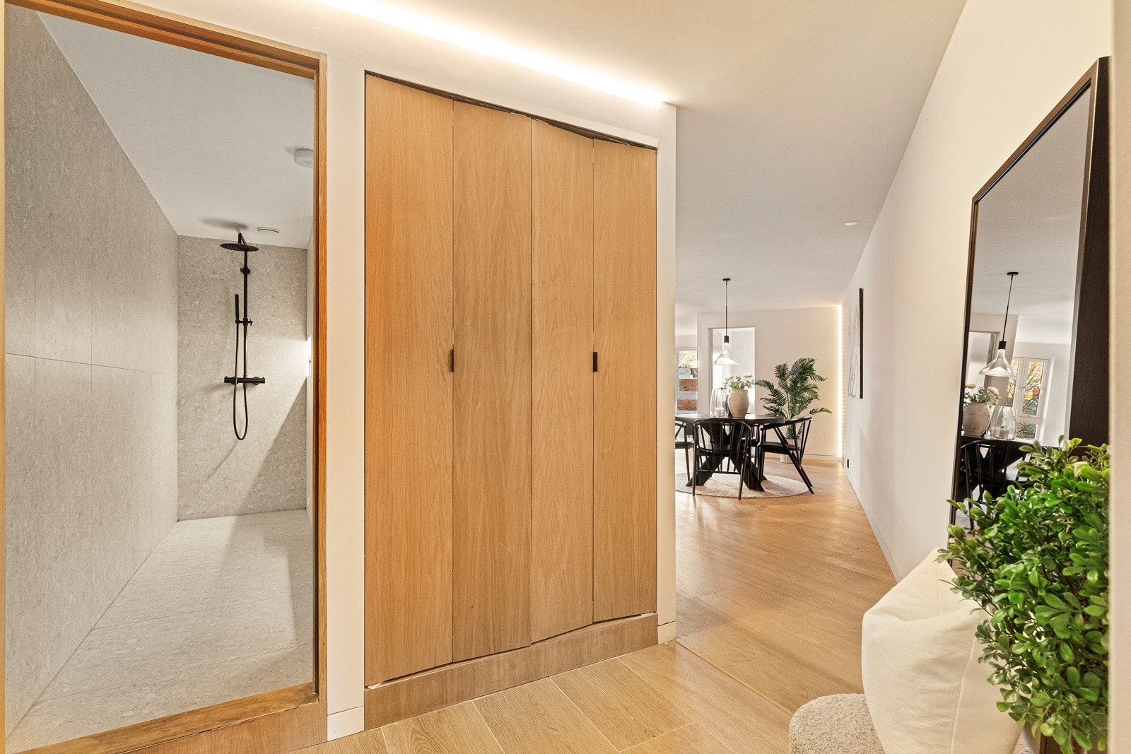 Gulvflisene har en sømløs overgang til parketten i stuen. Galleribilde