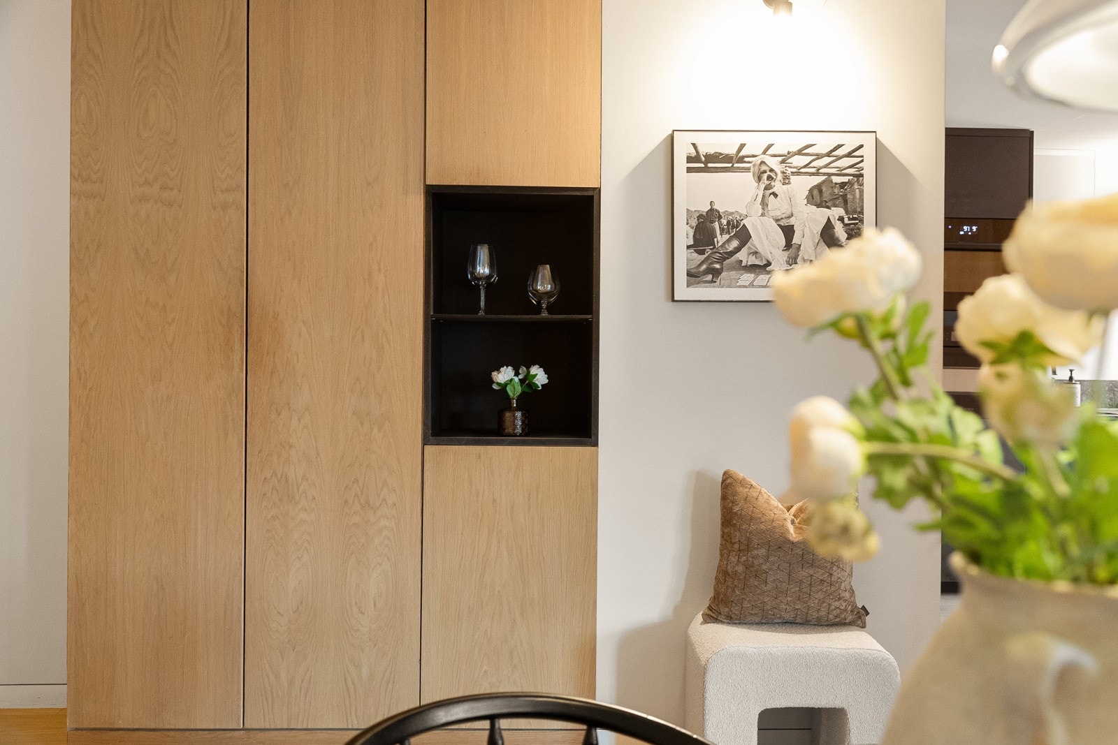 Et stilrent skap passer utmerket til oppbevaring av vinglass og annet servise i spisestuen. Galleribilde