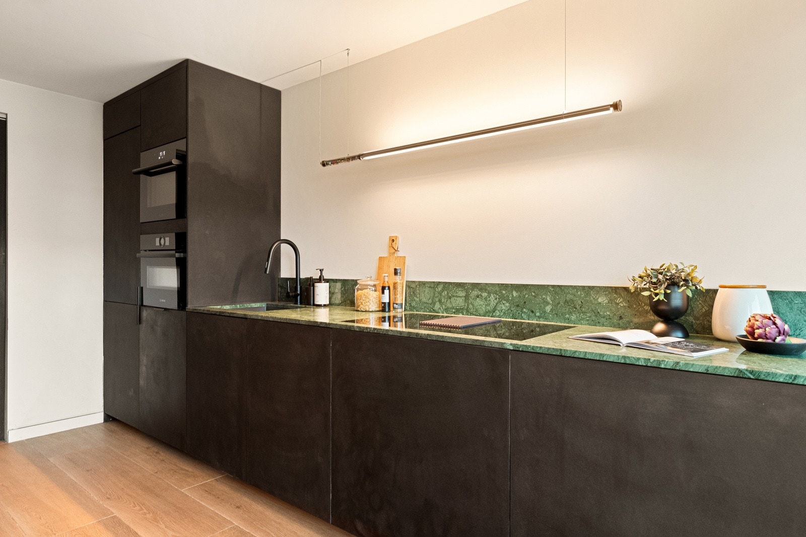 Et rålekkert kjøkken er et av høydepunktene i den flotte leiligheten. Galleribilde