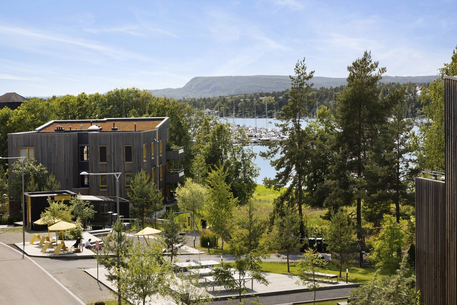 Sjøutsikt mot Holtekilen og vid utsikt mot Skaugumsåsen og mot Holmenkollen. Galleribilde
