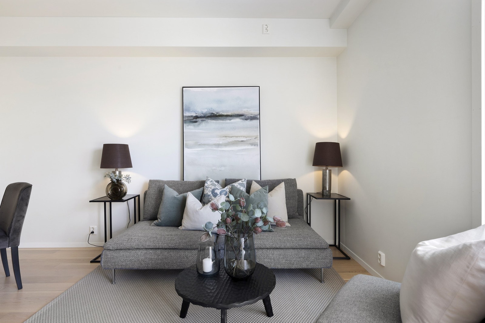 Åpen stue/kjøkkenløsning med utgang til stor balkong. Galleribilde