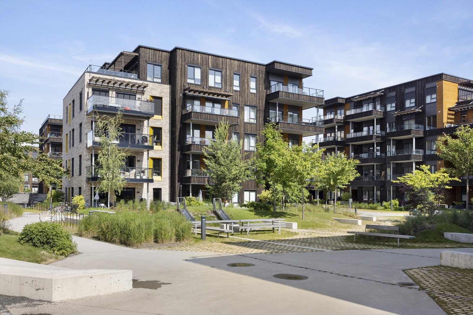 Tomten er opparbeidet med blant annet asfalterte internveier, gressplen, trær, prydbusker, diverse beplantning, lekeområde og sittegrupper. Felles sykkelparkering i kjeller. Galleribilde