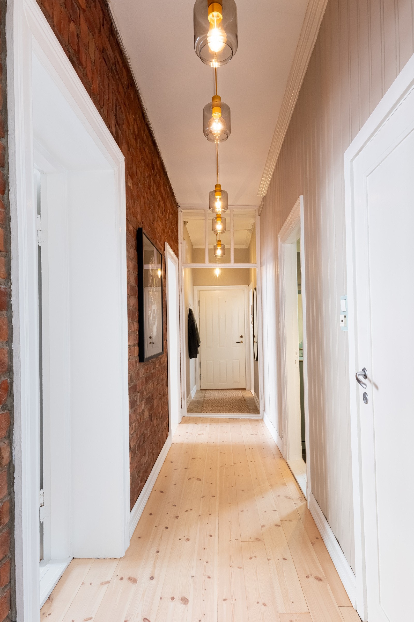 Klassisk teglsteinsvegg gir gangen særpreg. Galleribilde