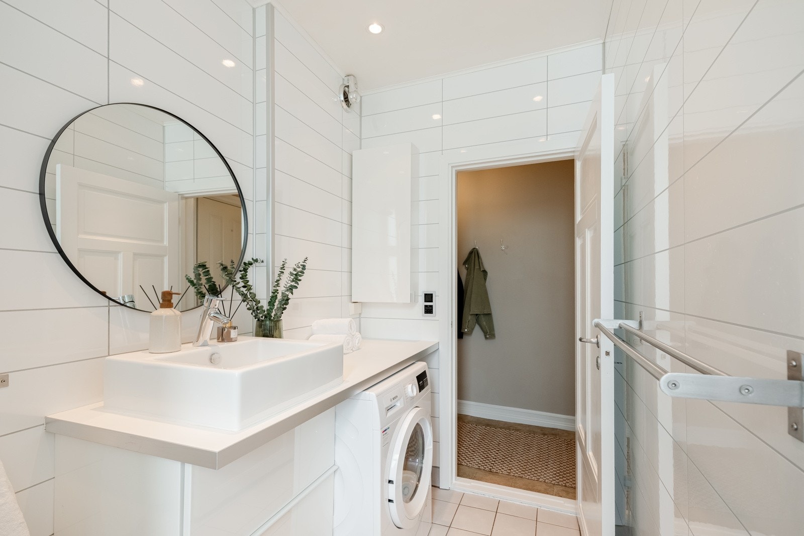 Det er videre dusjhjørne med glassdører og opplegg for vaskemaskin. Galleribilde