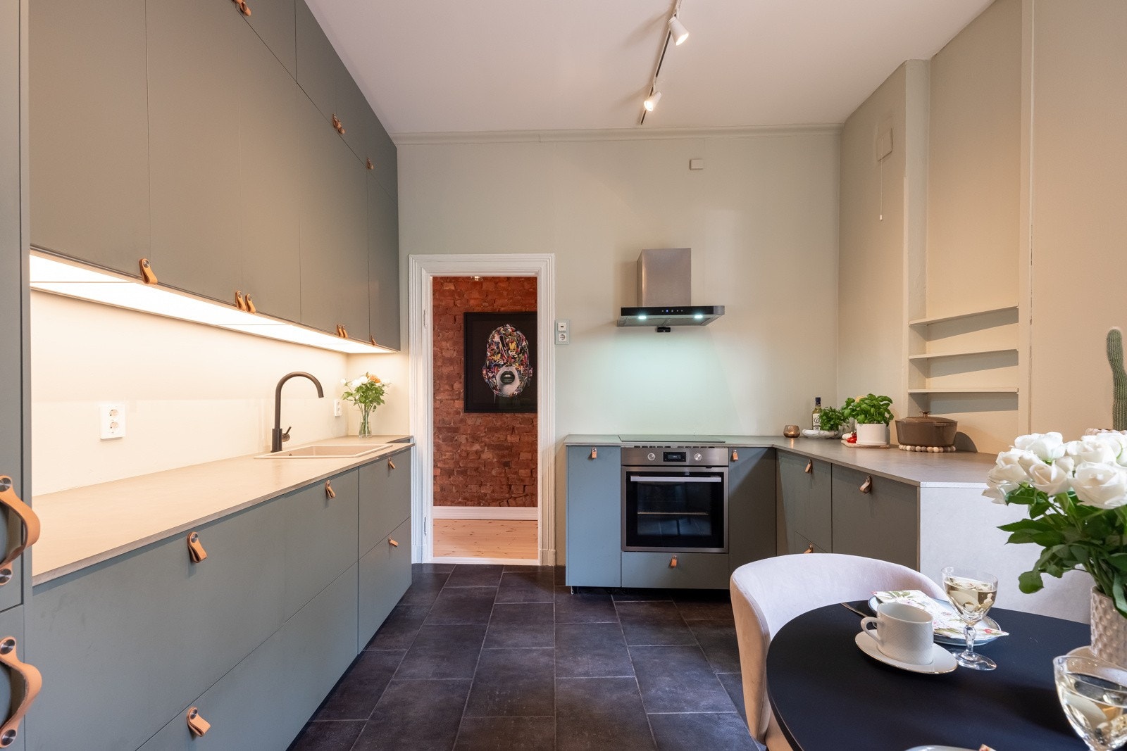 Praktisk og fin kjøkkeninnredning fra 2020 med pene fronter, benkeplate av laminat, nedfelt oppvaskkum med ett-greps kran, i tillegg til benkeskapsbelysning og stikkontakter under overskap. Galleribilde