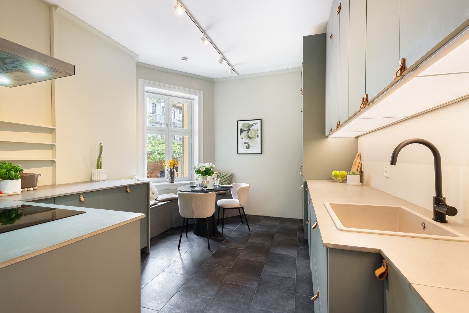 Leiligheten har et stilrent kjøkken i eget rom. Galleribilde