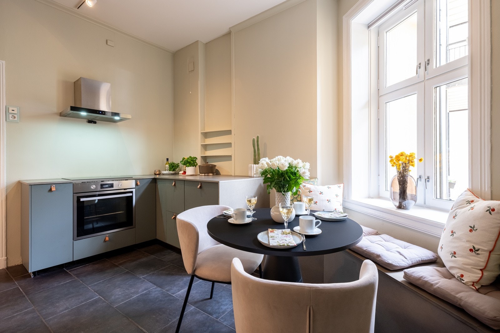 Integrerte hvitevarer som kjøleskap med frysedel, oppvaskmaskin, komfyr og nedfelt platetopp medfølger handelen. Galleribilde