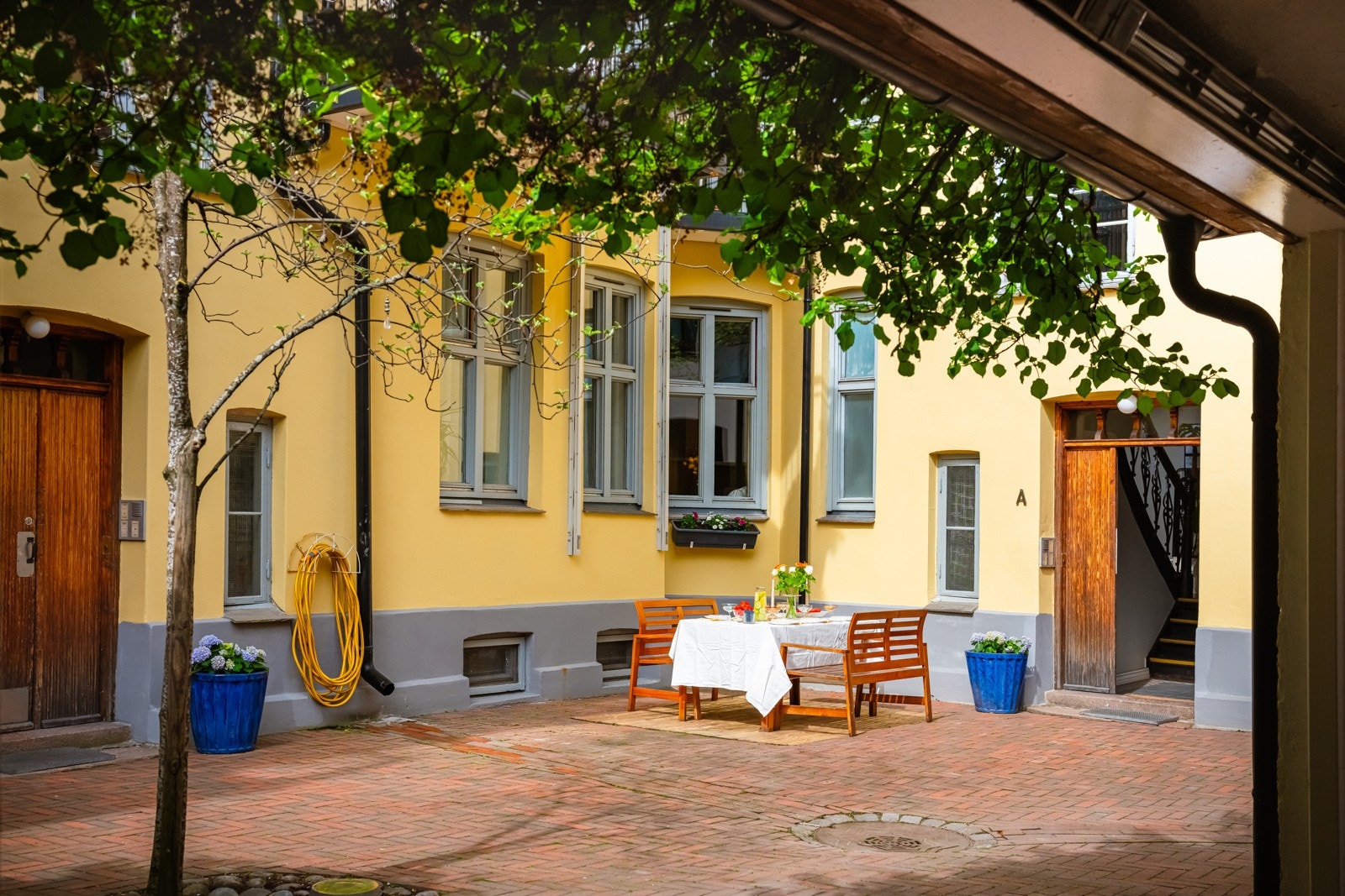 Bakgården har sol fra ca. kl. 11-14 på sommerstid. Galleribilde