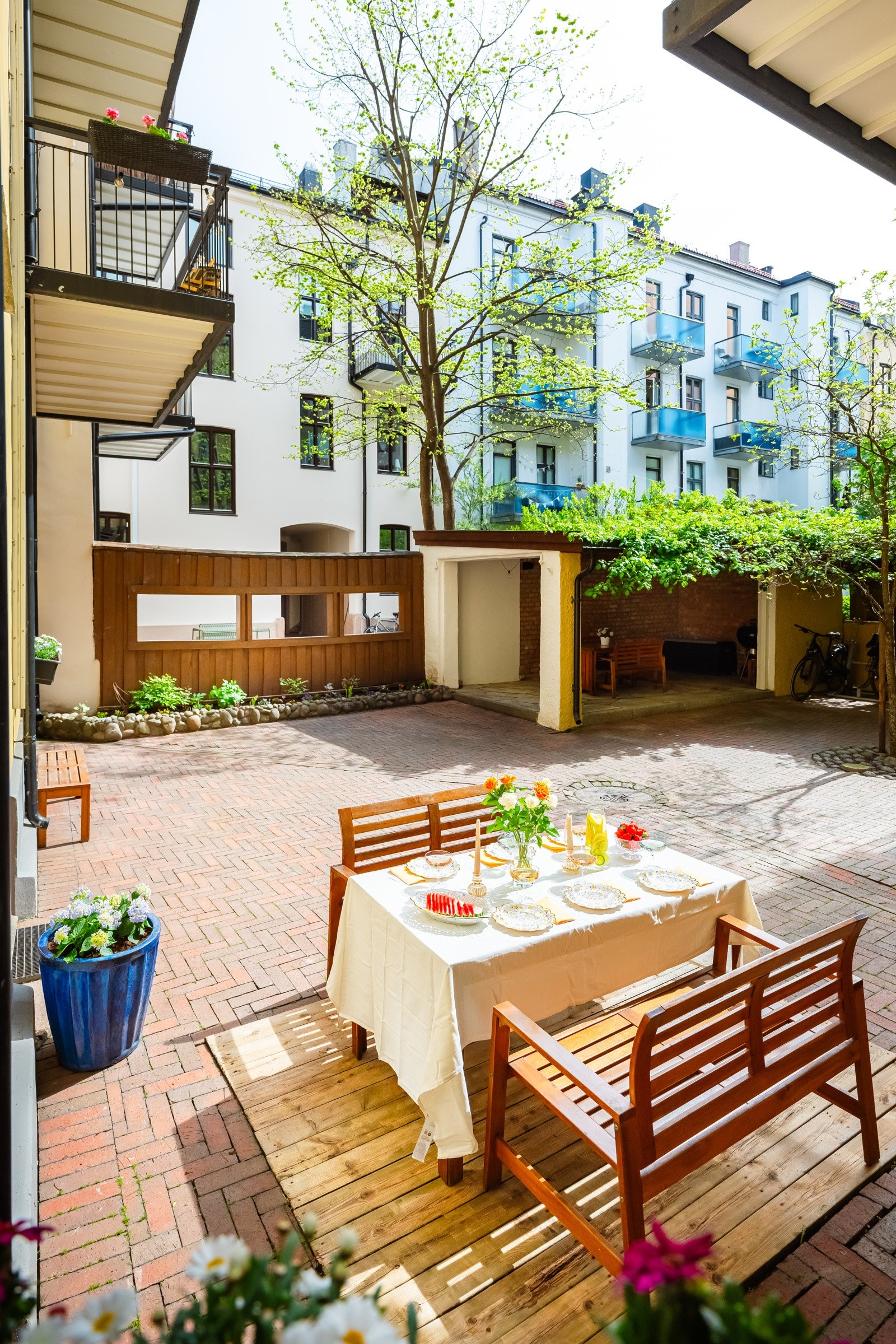 Fra leiligheten er det kort vei ut til borettslagets idylliske bakgård. Galleribilde