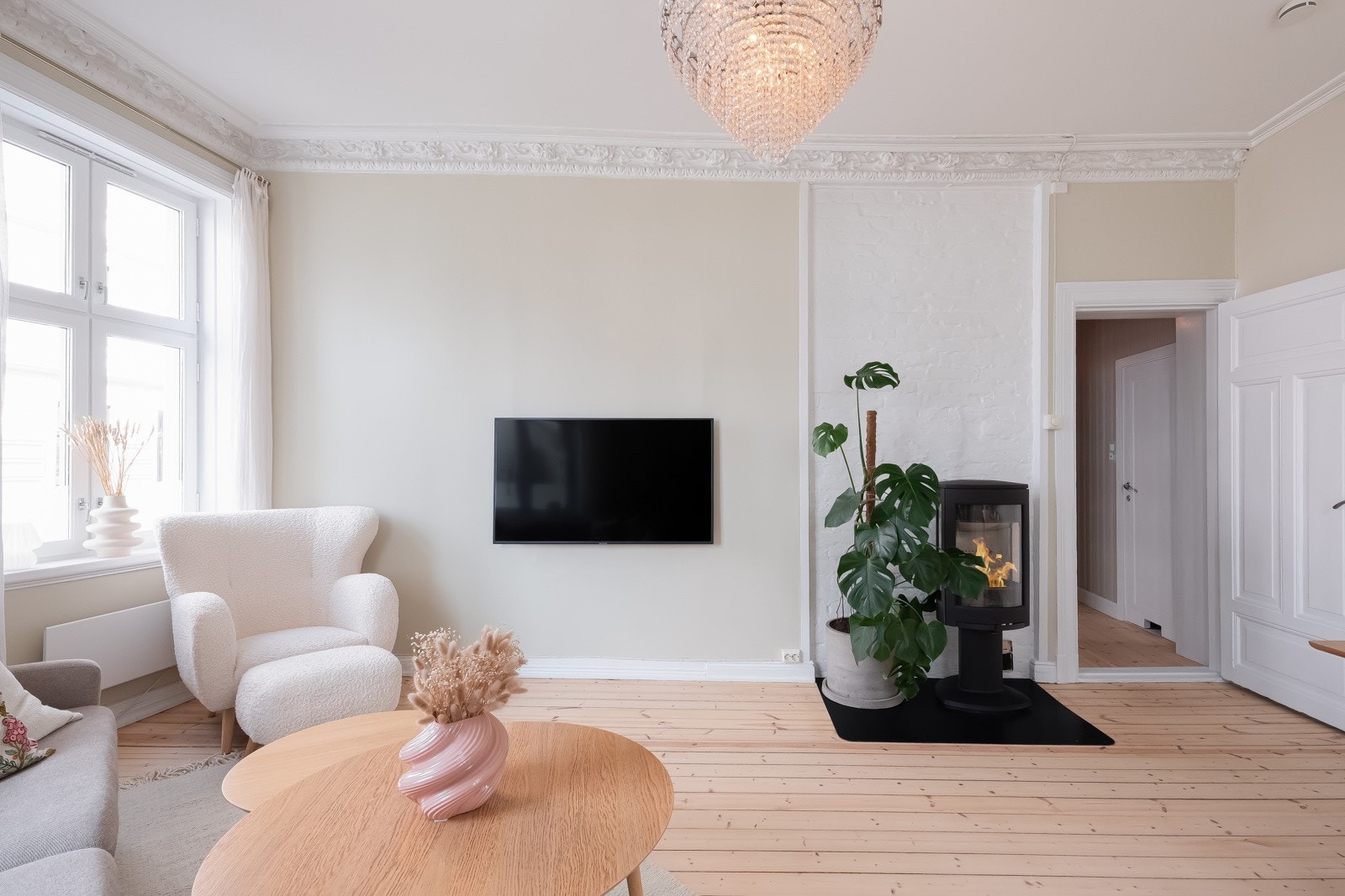 Stuen byr på gode møbleringsmuligheter, med plass til sofagruppe med tilhørende møblement, tv-seksjon og spisebord. Galleribilde